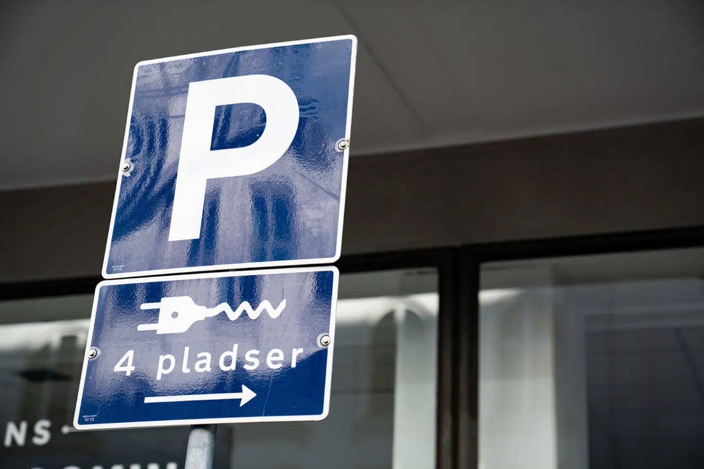 Der er cirka 1.470 elkøretøjspladser med tilhørende ladestandere på offentlige veje i Københavns Kommune.