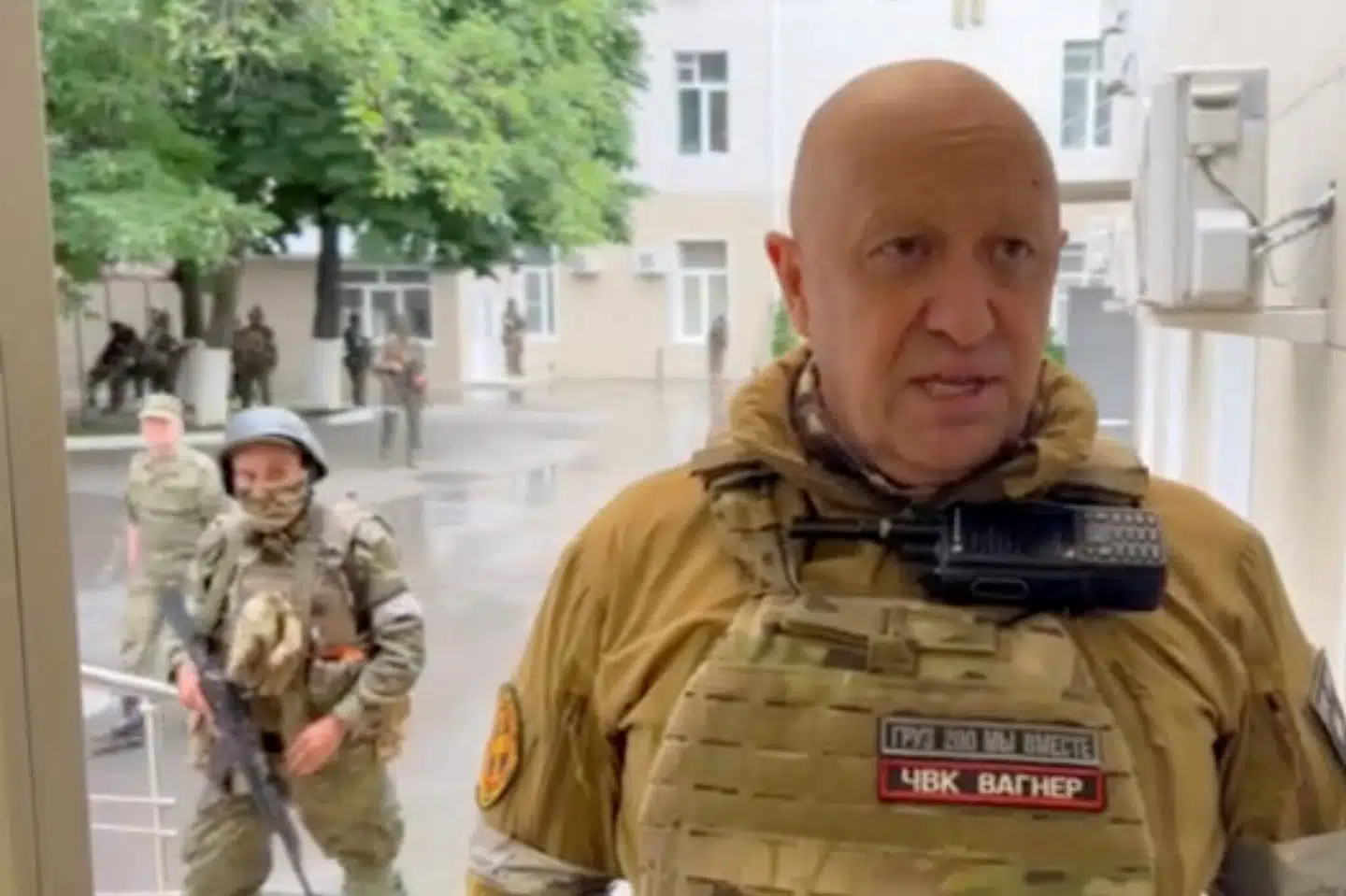 Her ses Wagner-leder Jevgenij Prigozjin i militærhovedkontoret i den sydrussiske by Rostov, hvor Wagner-soldater har taget kontrollen. Efter en tale fra Ruslands præsident, Vladimir Putin, tidligere lørdag, slår Prigozjin hårdt tilbage og siger, at ingen har tænkt sig at overgive sig på Putins ordre.