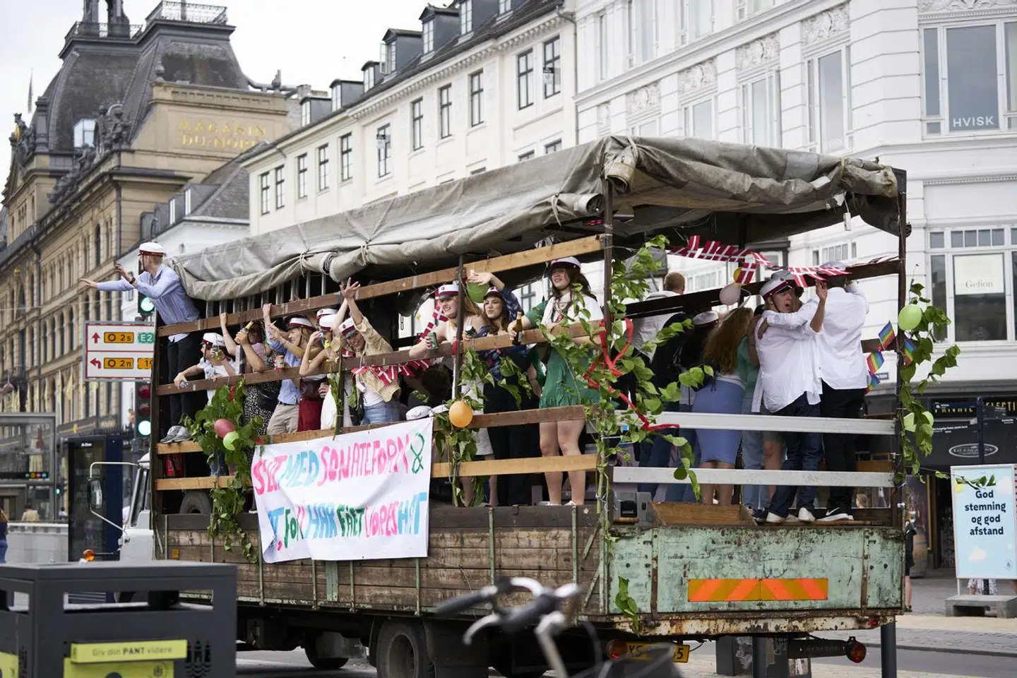 »I er privilegerede som ingen andre før jer. Og det er i denne sammenhæng ikke et fyord. Det er en chance, som jeg er sikker på, at I evner at gribe,« skriver Tom Jensen.