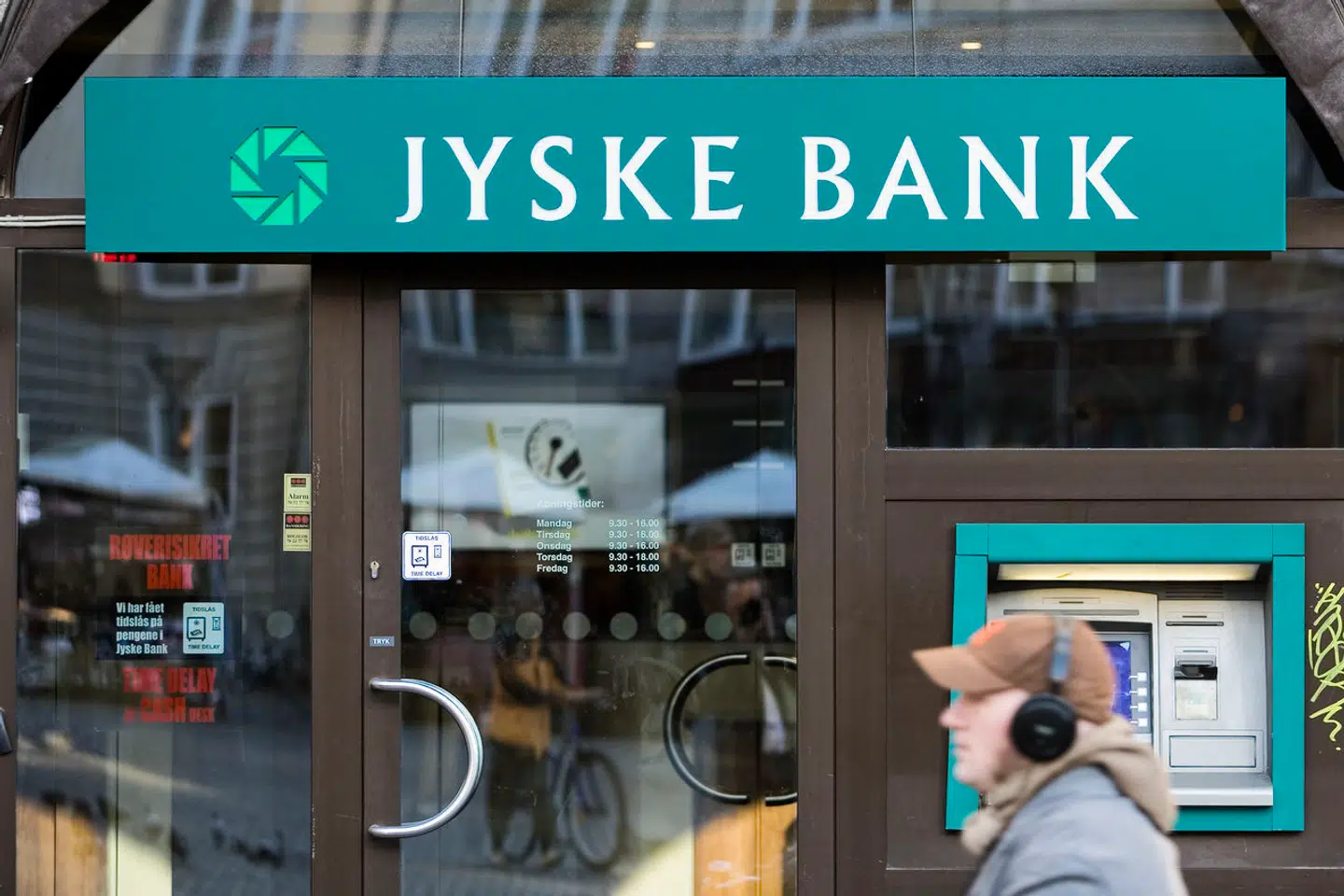 Jyske Bank og en lang række af de største banker holder igen med at sende positive renter af sted til kundernes indlånskonti. Typisk kræver det en opsparingskonto – og gerne en med binding – for rigtigt at få glæde af de stigende renter.