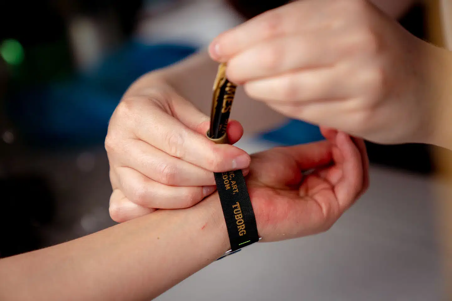 Ved ankomst til festivalen bytter man sin billet til et armbånd som det på billedet. Armbåndet giver adgang til festival- og campingområdet. Men hvis man opførte sig dårligt, kunne man indtil i år få et rødt advarselsarmbånd på i stedet.