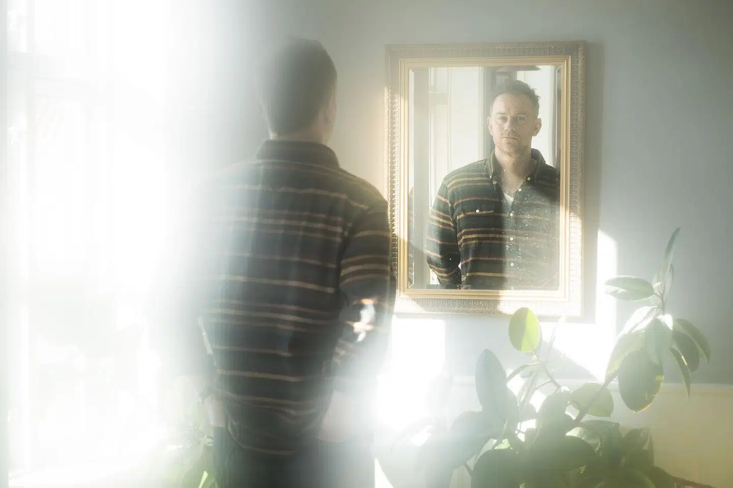 »Det er rent skuespil, når jeg tager shorts og sandaler på, smiler afslappet. Meget kunne være bedre, hvis jeg bare kunne forandre mig. Men jeg kan ikke forandre mig,« skriver Karsten Møller Hansen.