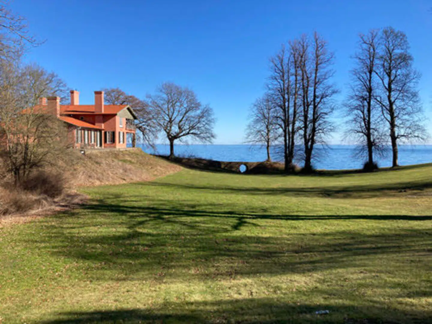 Efter indstilling fra Det Særlige Bygningssyn har Slots- og Kulturstyrelsen valgt at frede Måneporten ved Strandvejen nord for København. Der er tale om et ikonisk værk, skabt af en af landets største landskabsarkitekter, C. Th. Sørensen.
