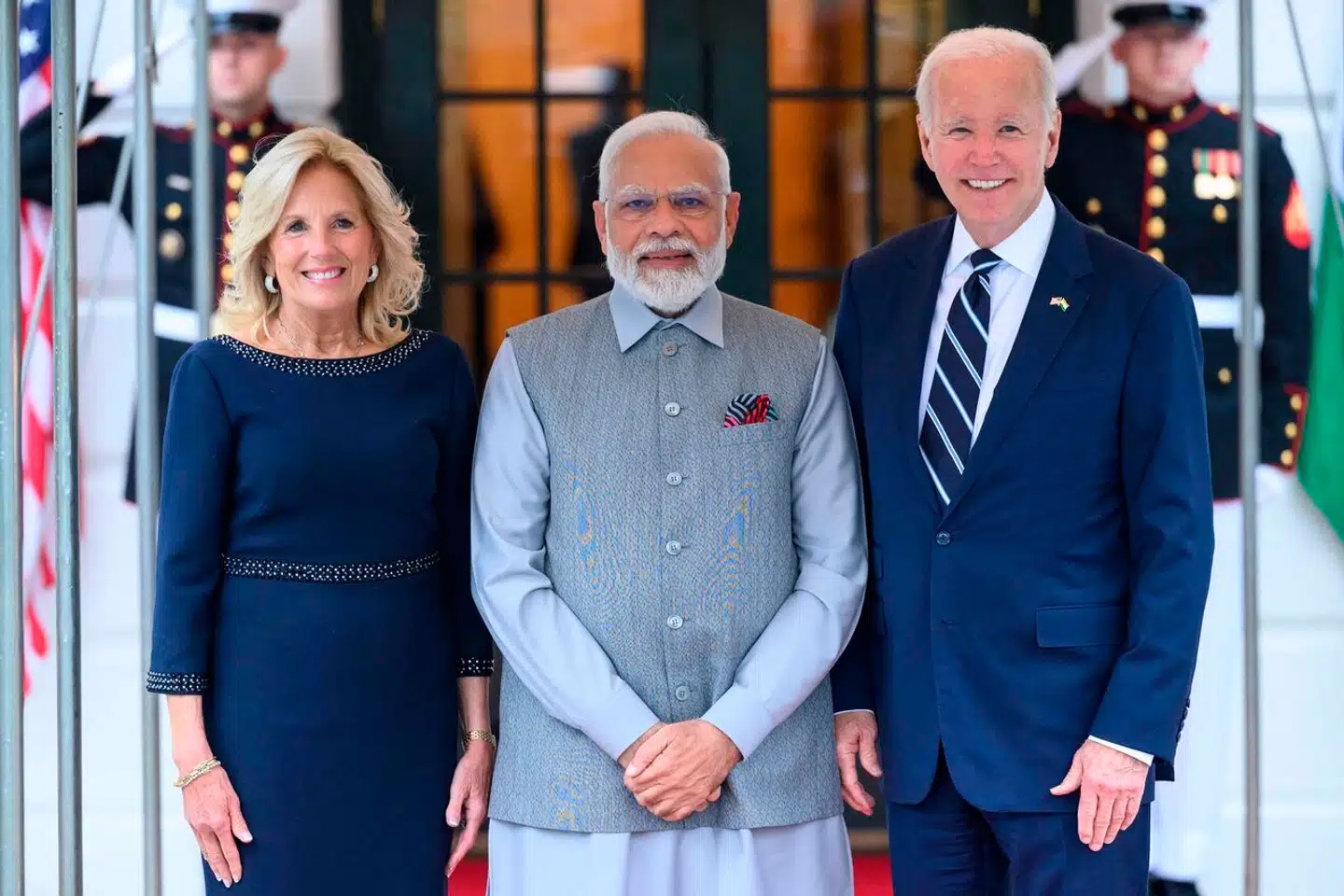 Præsident Joe Biden og hans kone, førstedame Jill Biden, stiller her op til fotografi sammen med Indiens premierminister, Narendra Modi. Han ankom onsdag – dog noget forsinket – og måtte efterfølgende beklage. Nu er besøget i fuld sving, og der er store aftaler i vente.