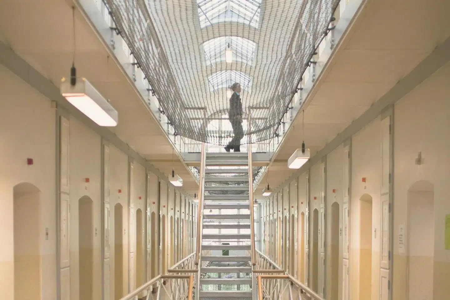 »I mange år har retspolitikken været et slags kapløb for forskellige typer forbrydelser. Narko er meget forkert, straffen skal hæves! Men hov, det får det til at se ud som om, at vold er okay, og det går jo ikke. Den strafferamme skal også op. Og så videre,« skriver Anne Okkels.