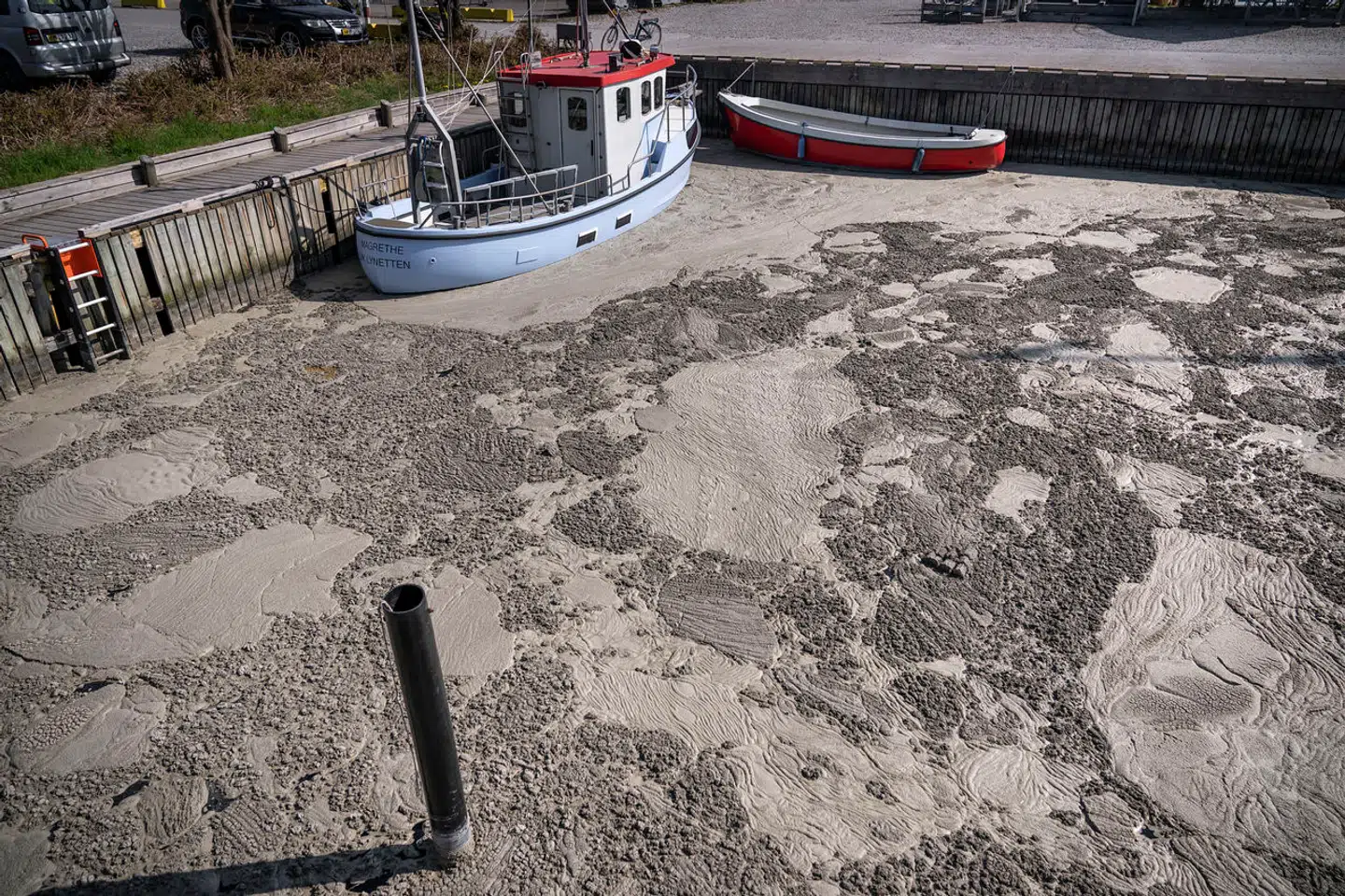 Det grå skum gjorde, at flere af områdets beboere holdt sig fra at sejle ud i frygt for at ødelægge båden. Billedet er fra 28. april 2022.