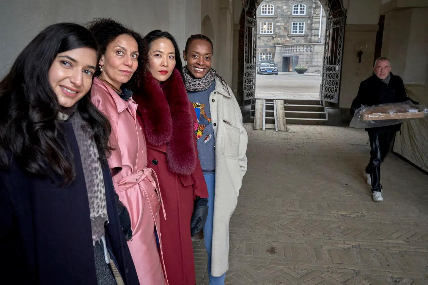 Roller som sexarbejdere, rengøringsassistener eller biroller. Tidligere på året søsatte skuespillerne Siir Tilif, Laura Allen Müller, Sandra Sencindiver og Dorcas Joanna Hansen en kampagne, der skulle skabe mere diversitet og mindre diskrimination i dansk film. Nu følger Filminstituttet op med et nyt initiativ. Men det møder stor kritik fra et par folketingsmedlemmer.