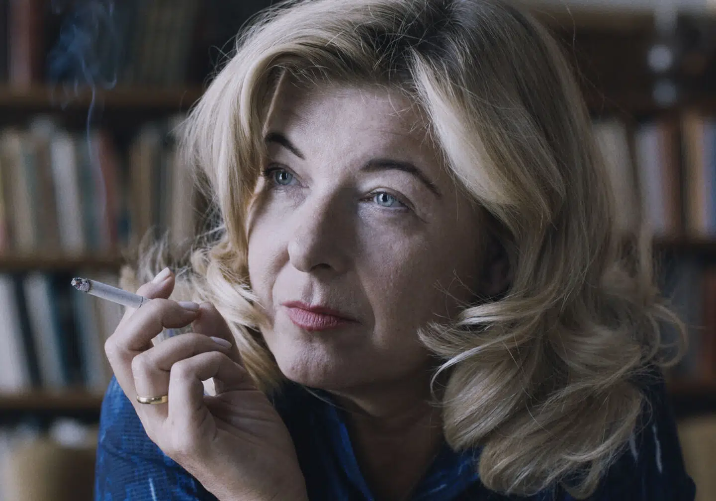 Endnu en cigaret i »Toves Værelse«. Paprika Steen i rollen som forfatteren.