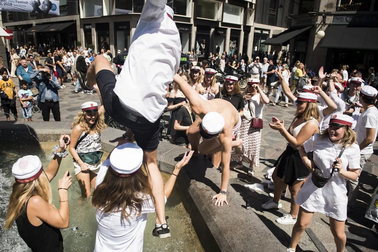 »Jeres hud- og hårfarve, religion, køn, kønsidentifikation og seksuelle præferencer må I ikke forveksle med jeres personlighed. Den person, som kigger på jer i spejlet, er et komplekst produkt af sin arv, omgivelser, temperament, sine interesser, sine tanker, sine unikke talenter og sine følelser,« skriver Anne Sofie Allarp til studenterne.