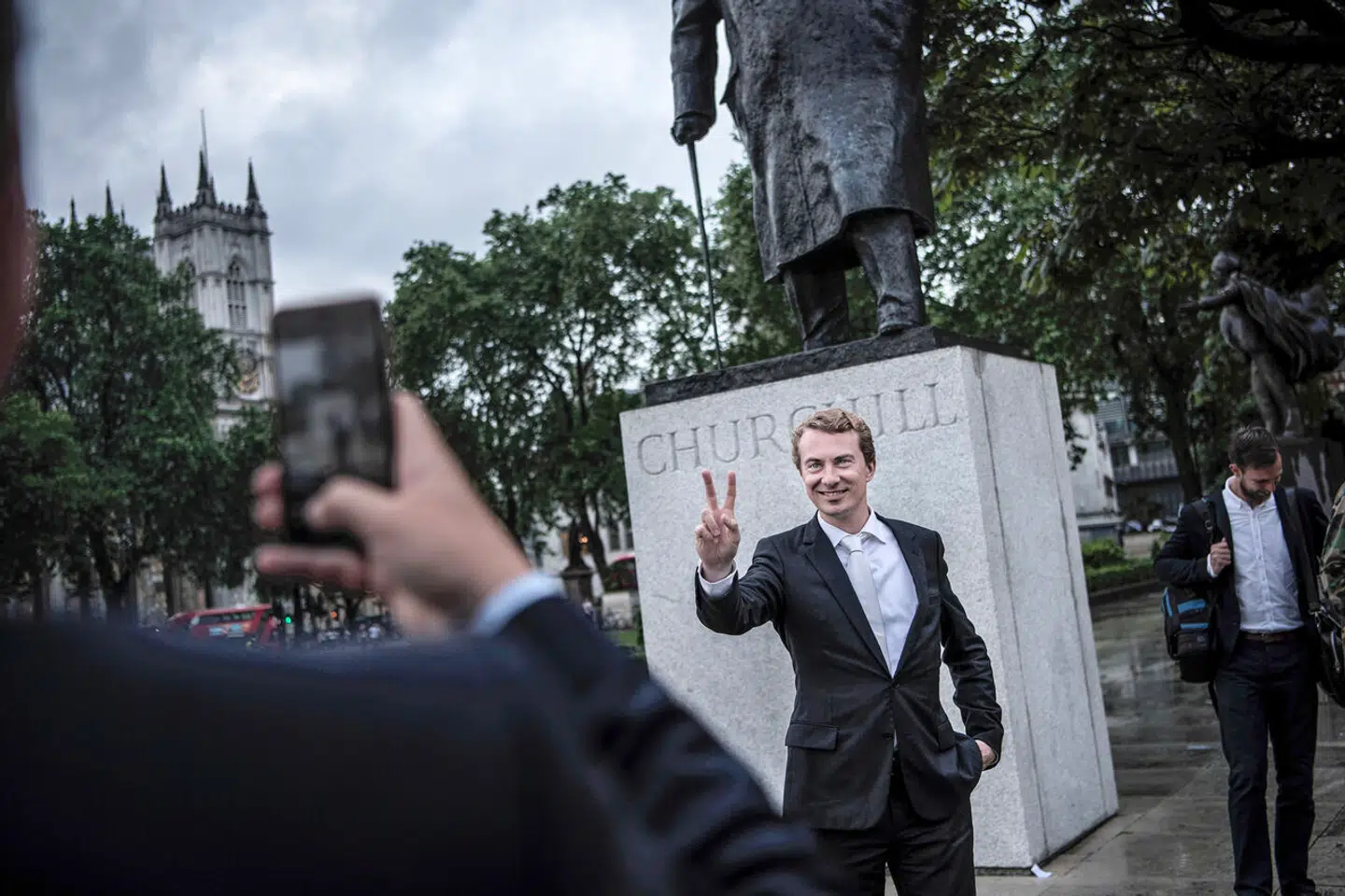Morten Messerschmidt poserede ved statuen af Winston Churchill tæt på Big Ben i London under valgkampen om Brexit i 2016.