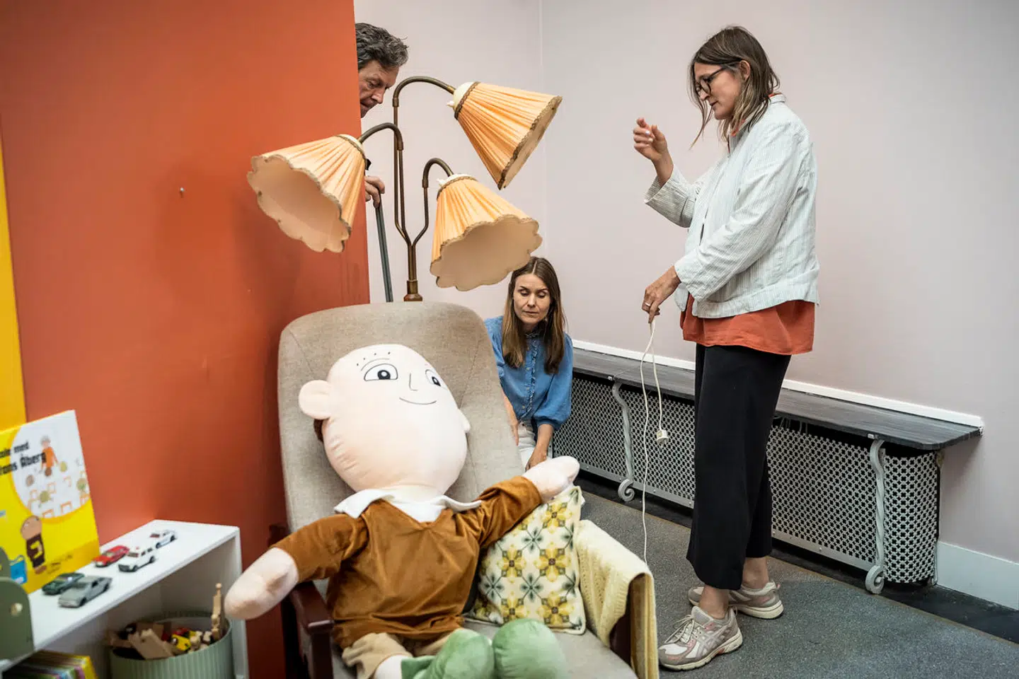 Onsdag åbner Nivaagaard Malerisamling en udstilling om Gunilla Bergström og hendes berømte figur Alfons Åberg. Her er Sara Worm Tighe (i midten), ansvarlig for børn, unge, og museumsinspektør Maren Bramsen (til højre) ved at færdiggøre udstillingen.