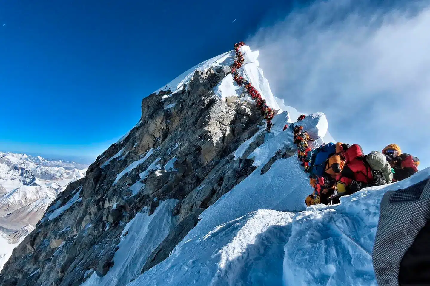 På Mount Everest står bjergbestigere her i kø til at komme helt til tops. Sådan har det ikke altid været.
