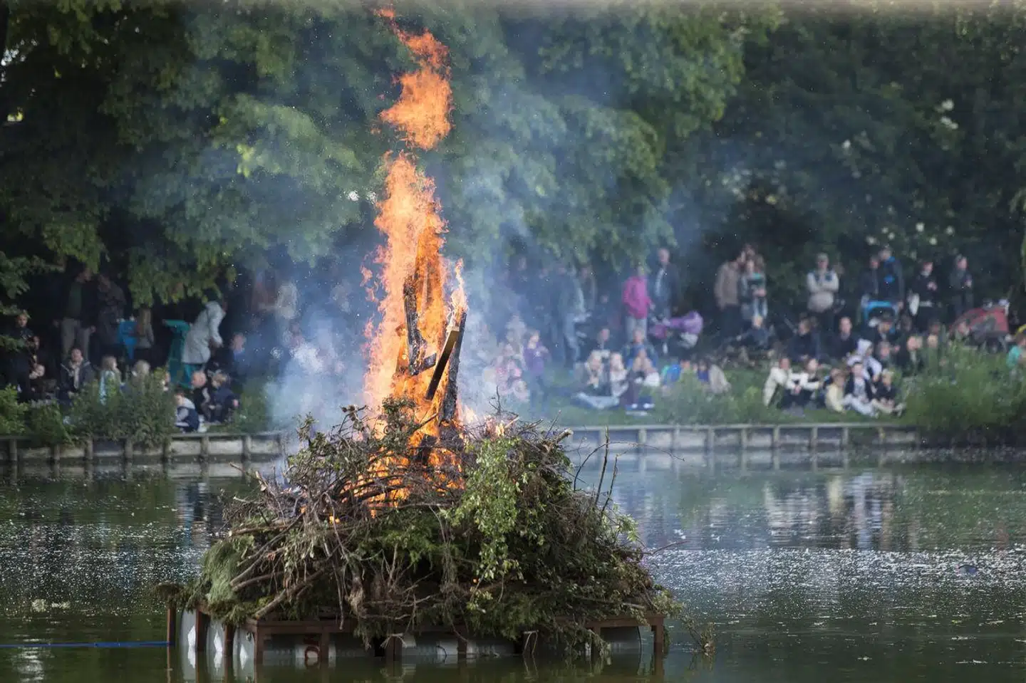 »Alternativet har åbnet en tiltrængt debat om sankthans. Hekseafbrænding og semireligiøse taler er virkelig en uvedkommende og anakronistisk størrelse,« skriver Anders Stjernholm.
