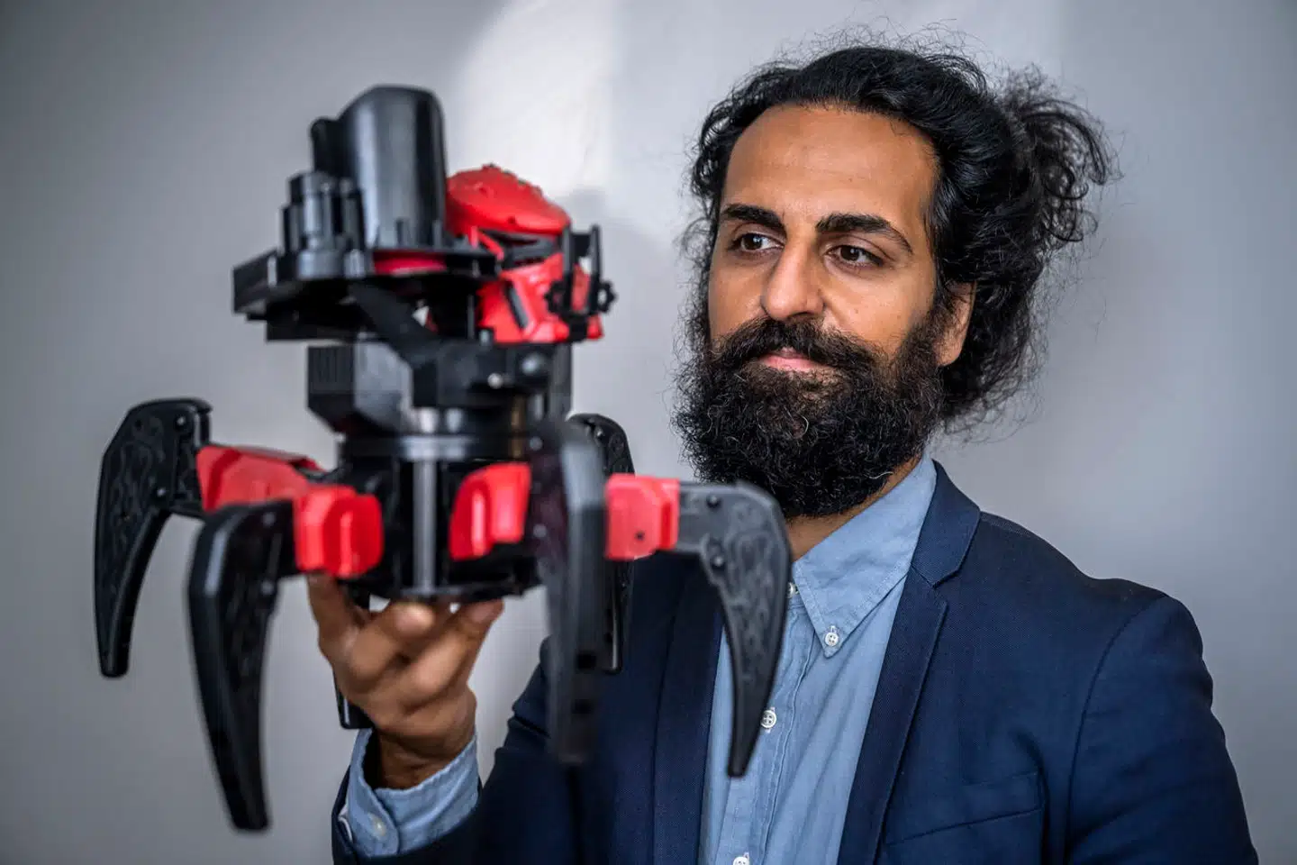 Armin Kavousi, stifter og direktør i Meew-koncernen, solgte og markedsførte hjernescanneren Curves. Han havde store ambitioner, inden selskabet endte i konkurs i marts.