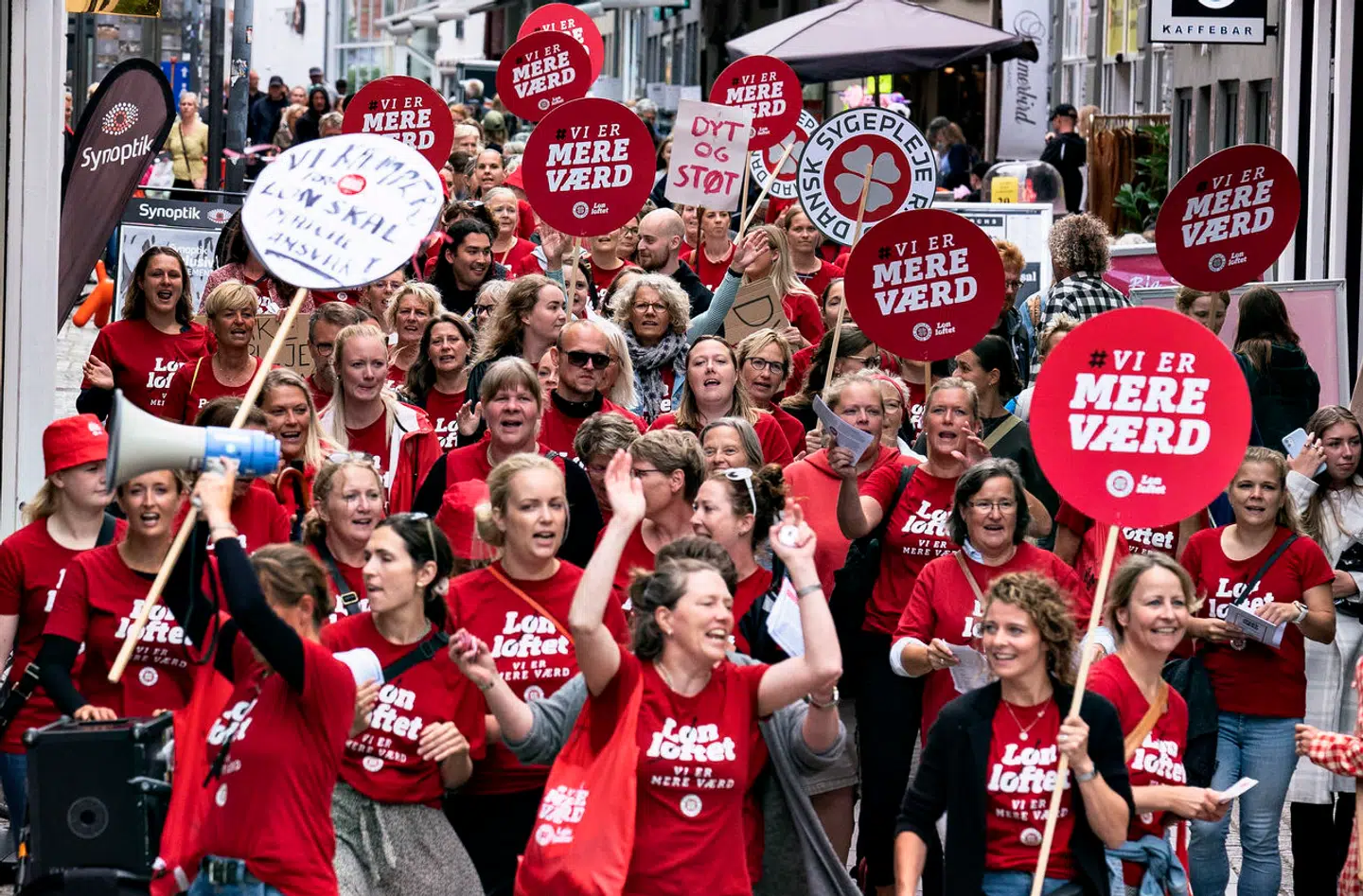 »Lidt populært sagt bærer de fastlagte lønstigninger præg af, at man i store træk blot uddeler den samme lønstigning til alle personalegrupper – formentlig fordi, det giver for meget besvær og modstand, hvis lønningerne vokser med meget forskellige satser,« skriver kronikøren, der var ekspertmedlem af Lønstrukturkomitéen, der netop har færdiggjort sit arbejde. På billedet strejker sygeplejersker i Aalborgs midtby i juli 2021.