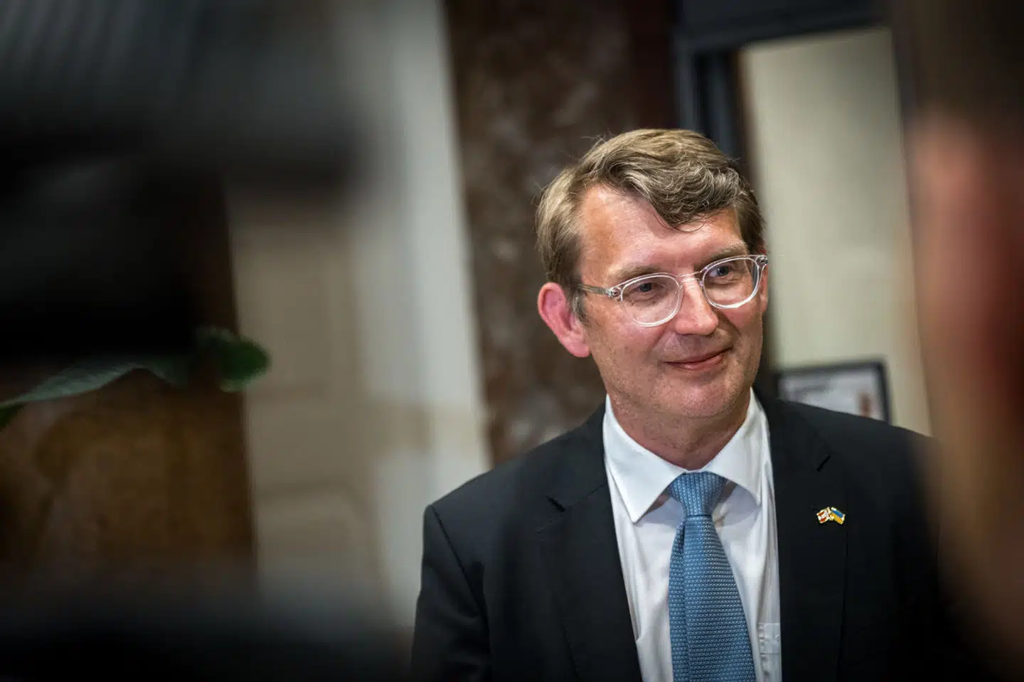 Fungerende forsvarsminister Troels Lund Poulsen (V) havde sent mandag aften inviteret til pressemøde, hvor han orienterede om sms-sagen i Forsvarsministeriet. Efterfølgende har han lagt navn til en skriftlige redegørelse, hvor han går i rette med kritikerne.