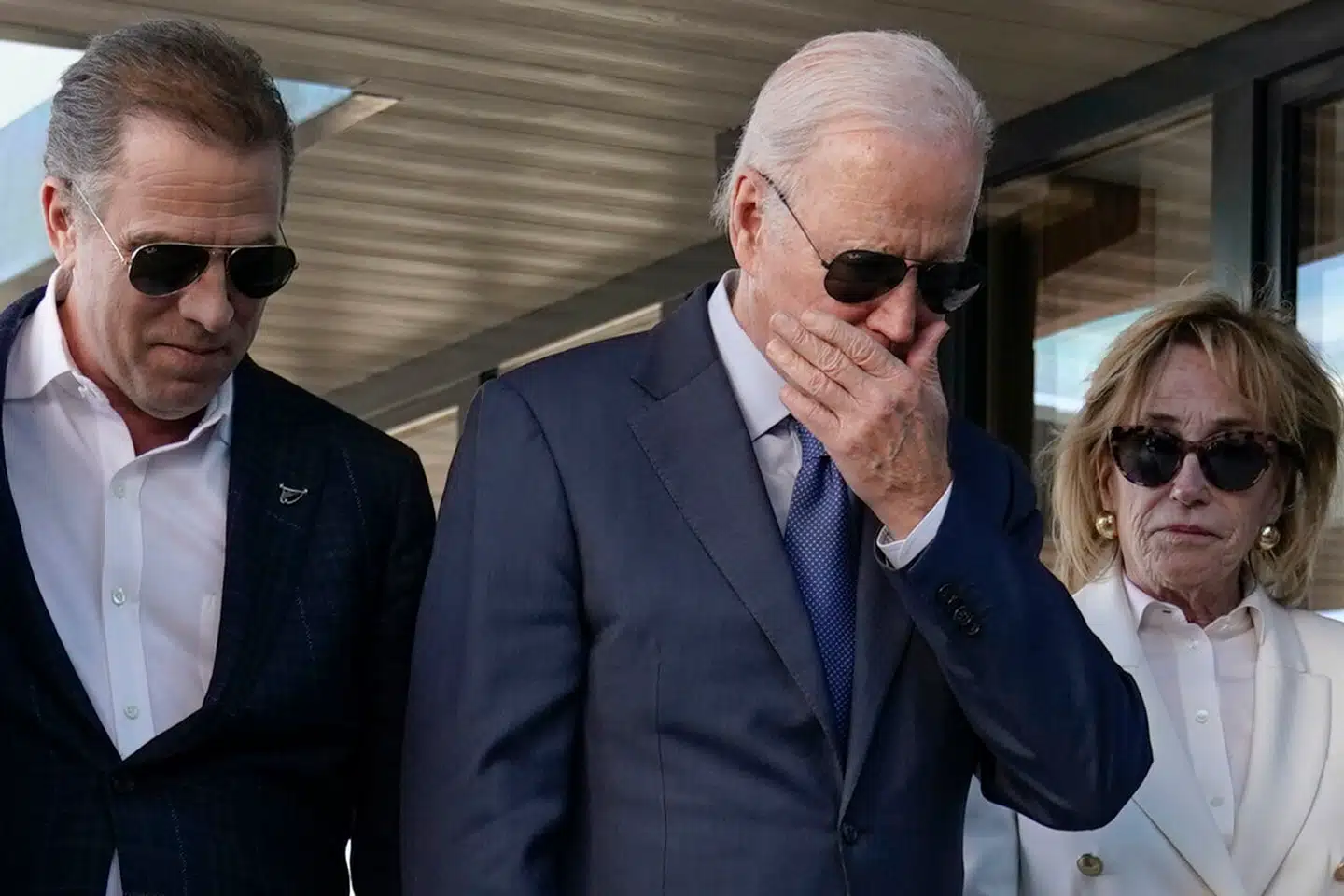 Præsident Joe biden vide siden af hans søn Hunter Biden til venstre. Fredag den 14. april 2023. (AP Photo/Patrick Semansky)