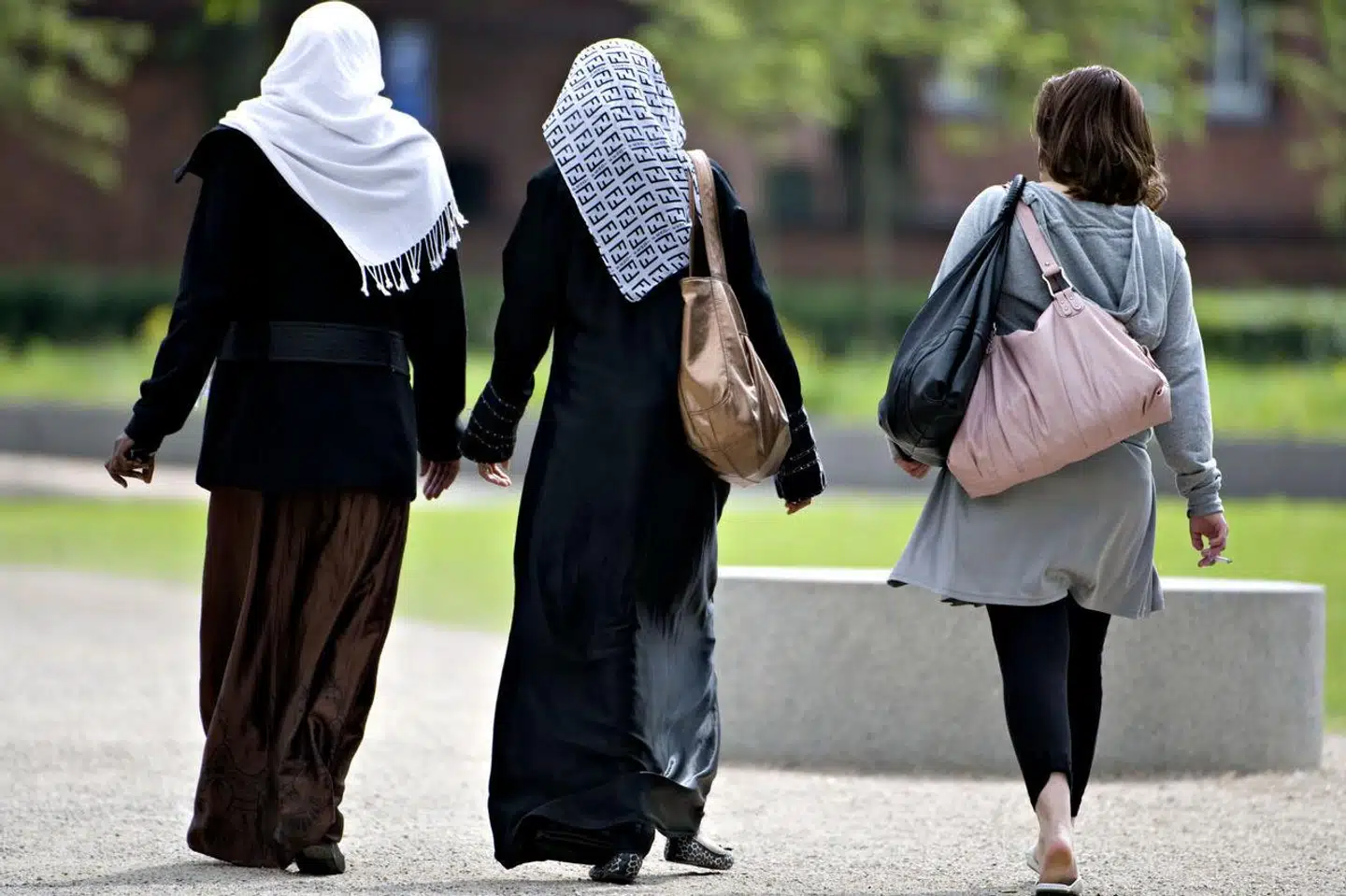 »Ufriheden trives i vores minoritetsmiljøer. Vi kan godt tale det ned og lade som om, at det ikke er der, men det er det,« skriver Halime Oguz.