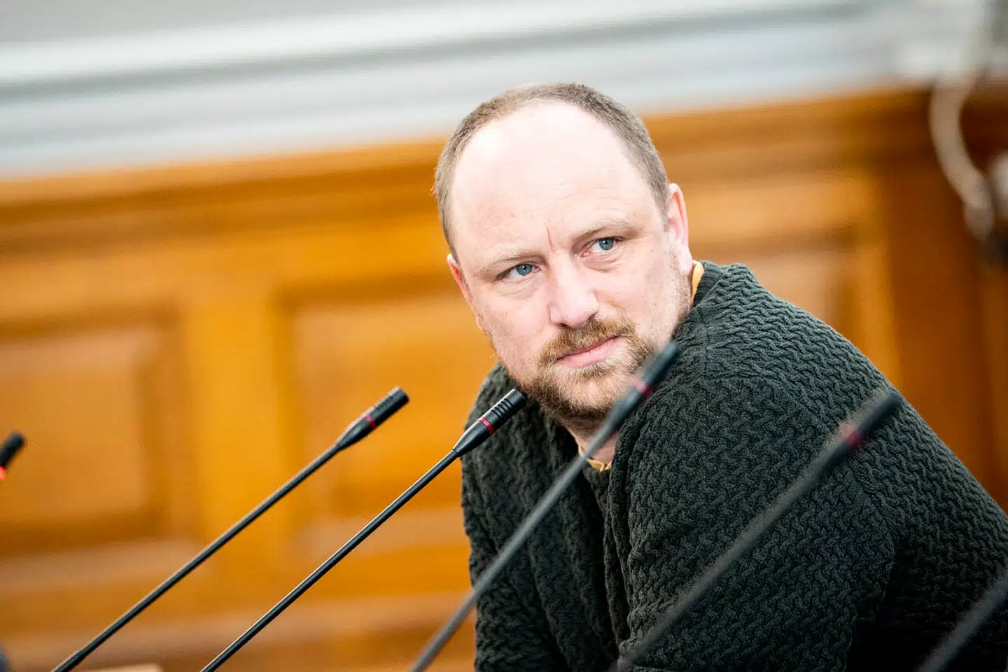 Ekstra Bladets ansvarshavende chefredaktør, Knud Brix, mener, at billeder af side 9-piger ned til 15 år udgør et stykke dansk kulturhistorie.