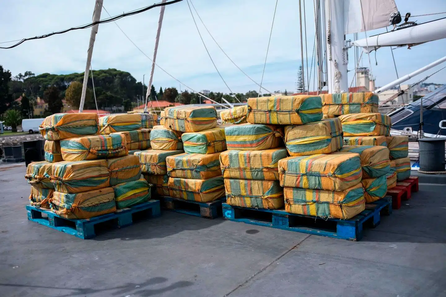 Det vælter ind med ulovlig stoffer til Europa. Her er det spansk politi, der fremviser 5,2 ton narkotika, som blev beslaglagt i 2021.