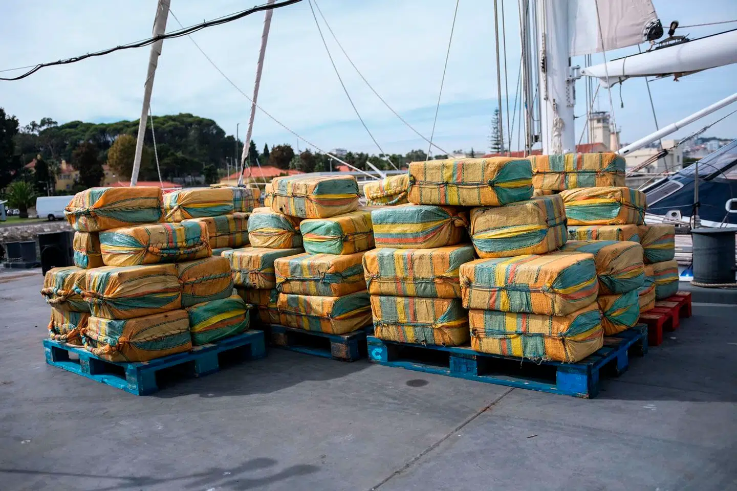 Det vælter ind med ulovlig stoffer til Europa. Her er det spansk politi, der fremviser 5,2 ton narkotika, som blev beslaglagt i 2021.