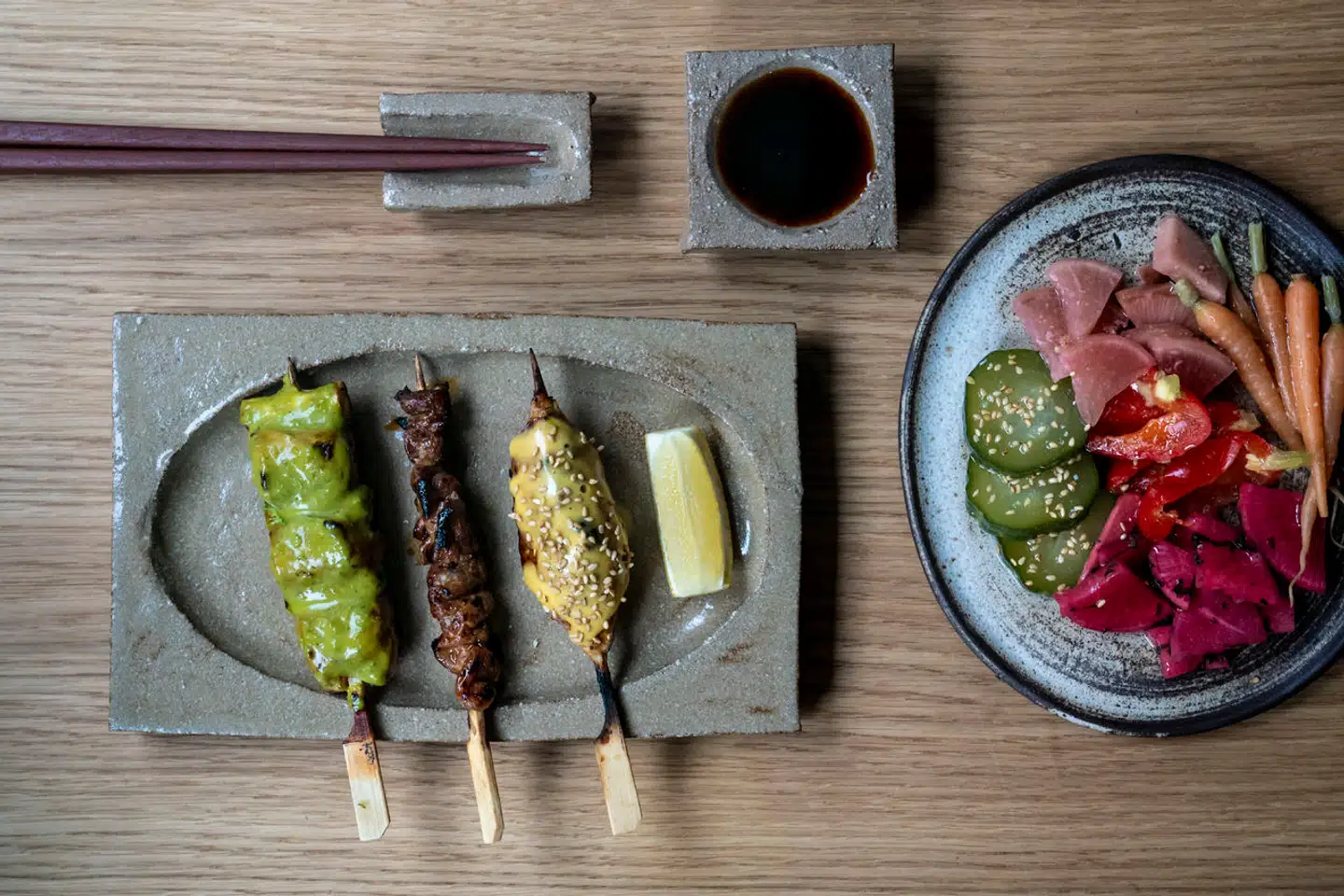 Restaurant Gaijin på Nørrebro er blevet anmeldt. Her yakatori med pickles.