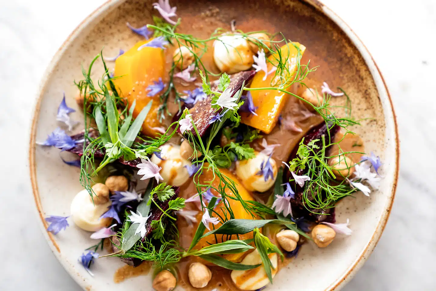 Beder med hasselnødder og peberrod.