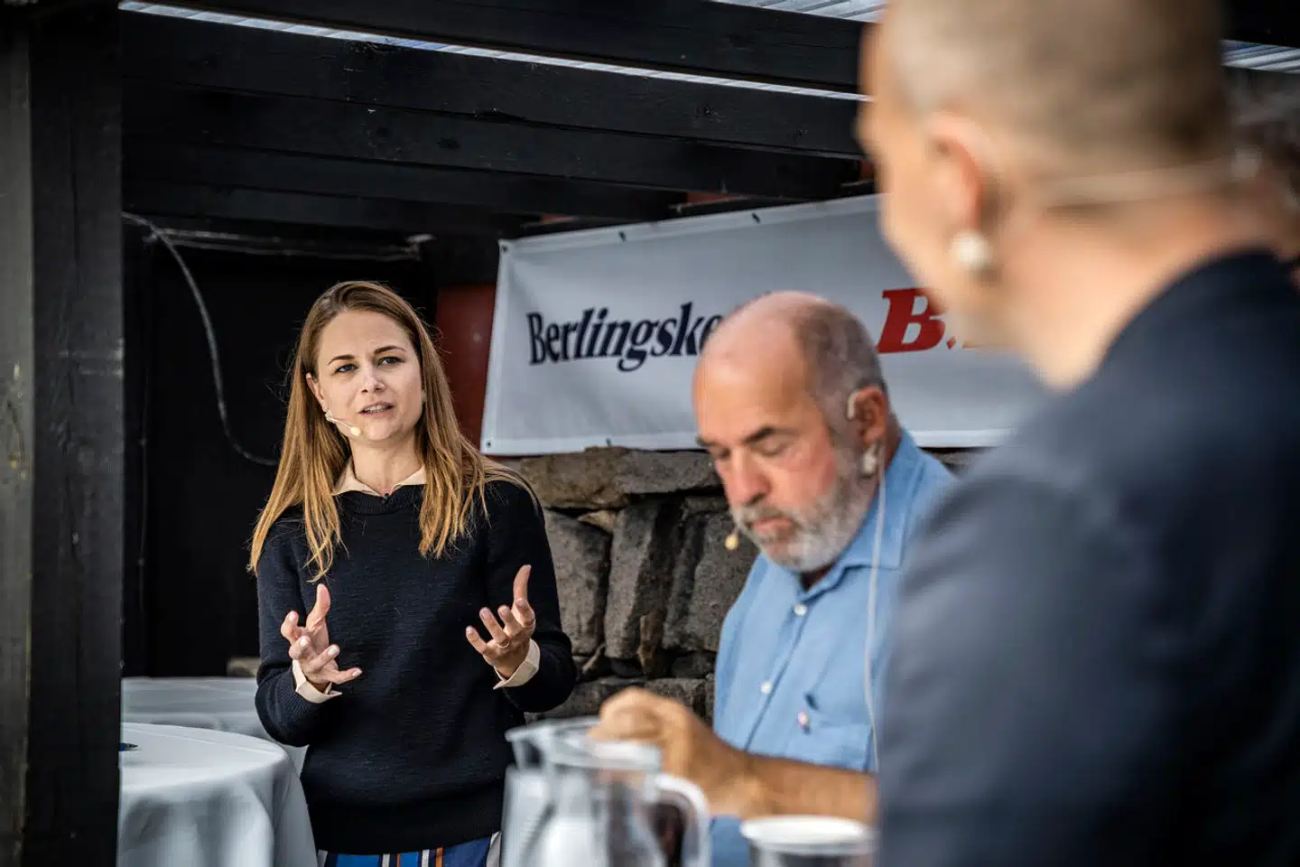 »Pak jeres scener væk og send ude fra de andre scener i de tre dage,« lyder opfordringen fra Lotte Hansen til danske medier på Folkemødet. Her ses Berlingskes chefredaktør Mette Østergaard ved en debat i 2019 med Søren Espersen og Pelle Dragsted.