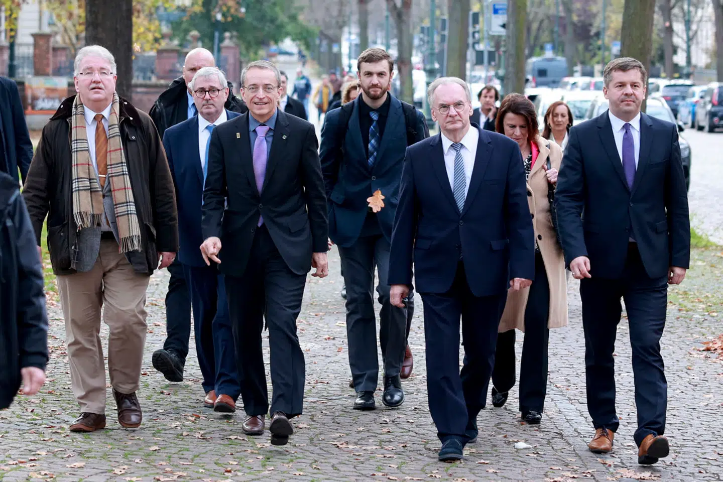 Den amerikanske chipgigant Intels topchef, Pat Gelsinger (nummer fire fra venstre), ses her i november 2022, da han besøgte Magdeburg i Sachsen-Anhalt, hvor Intel vil opføre en ny kæmpefabrik. Delstatens ministerpræsident, Reiner Haseloff (nummer tre fra højre) og økonomiminister Sven Schulze (til højre) var med på besøget.