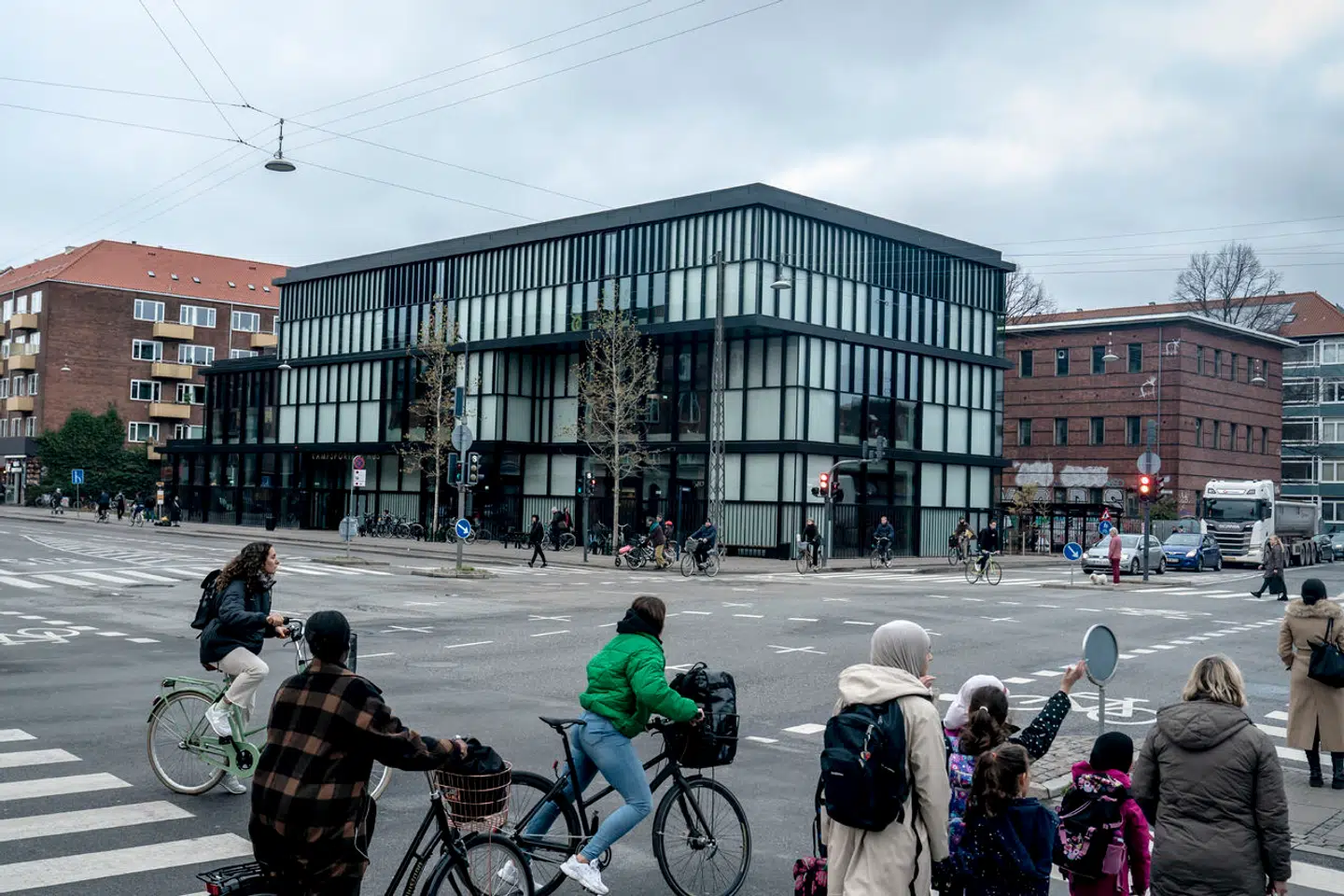 Det nyopførte hus, Kampsportens Hus, på ved Nørrebro Station bliver anmeldt.