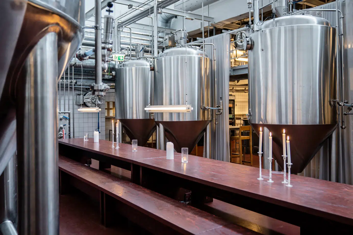 Bryggeriet ÅBEN har transformeret en hal i Kødbyen til et bryggeri, som også er en bar. Fredag er der officiel åbning. Philip Hulgaard er medindehaver af ÅBEN Bryggeri.