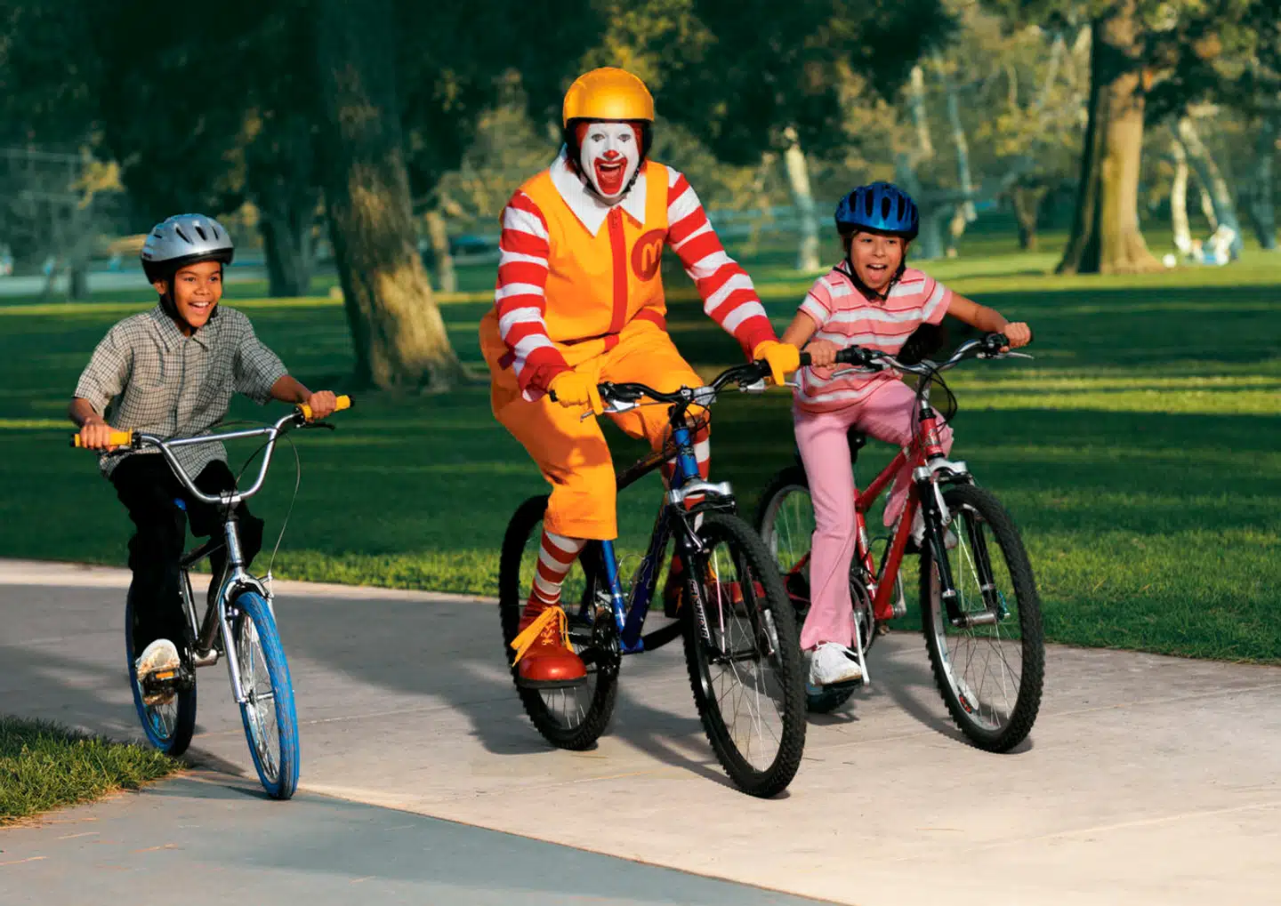 McDonald's med klovnemaskotten Ronald McDonald er et af de brands, der markedsfører usunde drikke- og fødevarer på sociale medier. Et populært tiltag fra fastfoodkæden bliver især brugt af mange unge mennesker, men de færreste tænker nok over, at det faktisk er en reklame.