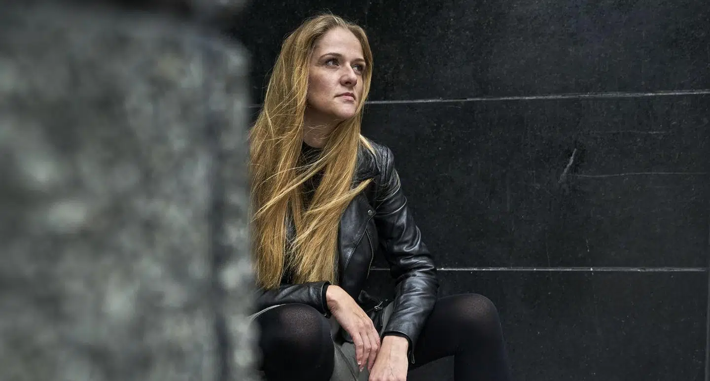 »Høje singlekvinder skriver ofte deres højde på tinderprofilen som en slags advarsel til potentielle bejlere. Det handler om at beskytte sig selv mod flere nederlag. En afvisning på det fysiske er aldrig rar, for man kan måske gøre noget ved drøjden, men højden er ikke til at arbejde med, og hvem har lyst til at opsøge nederlag? Mænd skal i øvrigt lære at angive hvilke målestoksforhold, de anvender, for når vi mødes, så er det tydeligt, at vi ikke bruger de samme.« skriver Meriam Sejr Vinding.