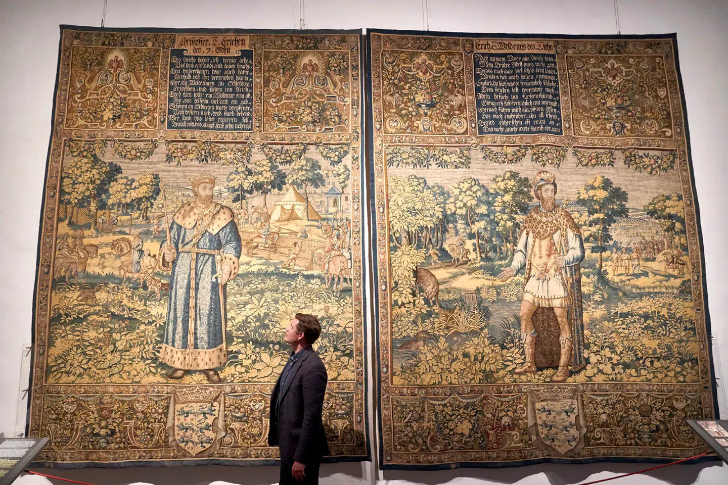 De danske konger på gobelin på Kronborg. De danske konger var nok over almindelig lov, men de var sig samtidig bevidst, at de var kristne konger, og at Guds love også gjaldt for dem – hvis ikke før, så til dommedag. De regerede derfor i udstrakt grad »kristeligt og mildt«, siger Sebastian Olden-Jørgensen. Foto: Scanpix.