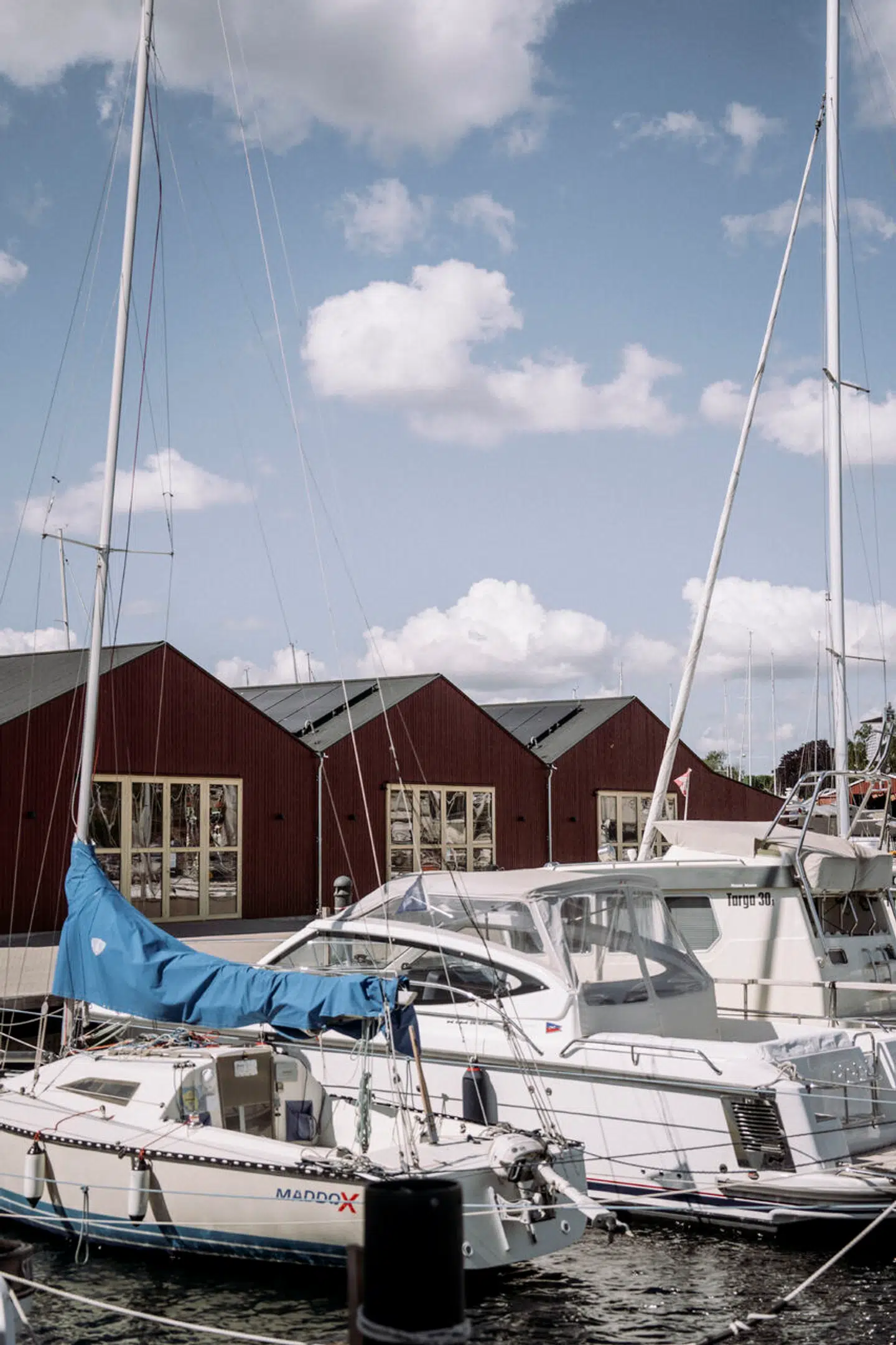 På de velvoksne skuder, der ligger til kaj, eller hvad det nu er, de gør, kan man se, at klientellet her i havnen hører til i den mest velbjærgede promille af den danske befolkning.