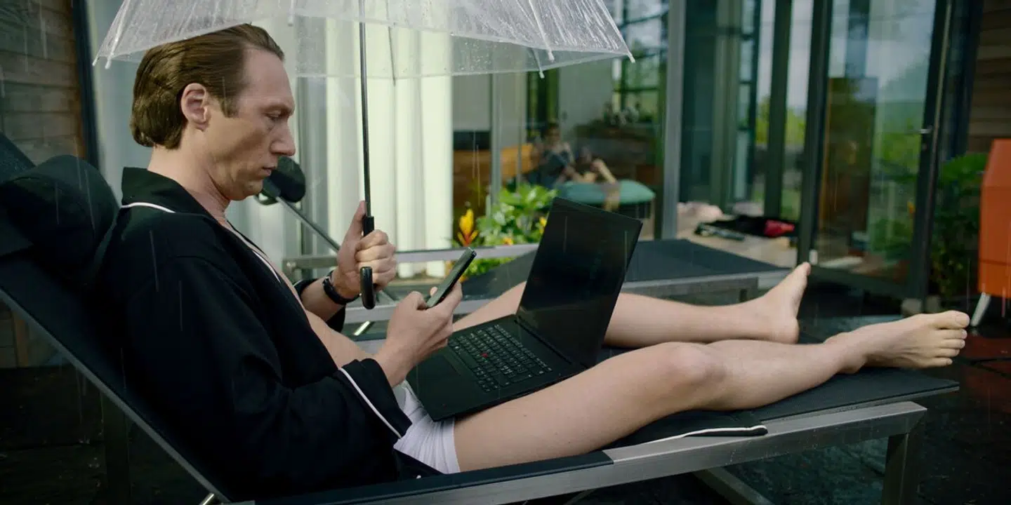 Adam (Simon J Berger) forsøger at dulme sin indre tomhed ved at lade to pornoskuespillere flytte ind i sin villa. Men det skaber selvfølgelig andre problemer i »Exit«.