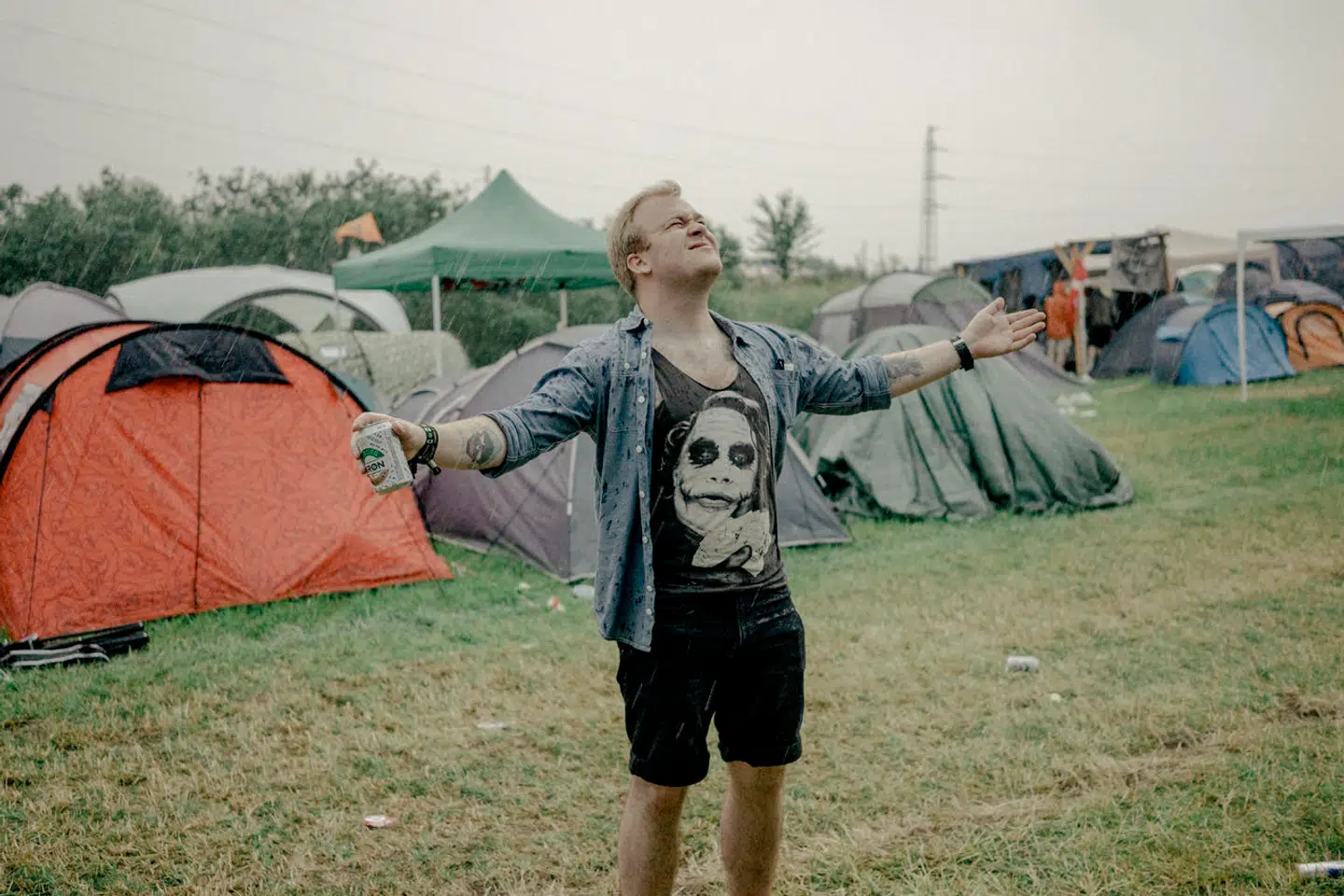 I ugevis har mange danskere bedt om regn. Nu kommer vandet, men for landbruget bliver det ikke nok. Regnvejr på Roskilde Festival i fjor.