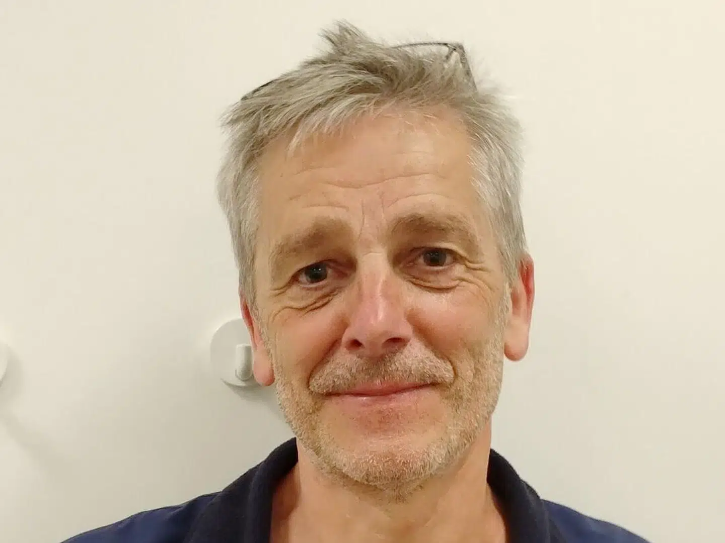 Til daglig arbejder fortaleren for aktiv dødshjælp Lars Lior Ramsgaard som sygeplejerske på psykiatrisk skadestue på Aarhus Universitetshospital. Her er det ifølge ham mellem 80 og 90 procent af patienterne der har selvmordstanker. Og de er det stik modsatte de arbejder for: Nemlig at folk ikke skal begå selvmord, siger han.