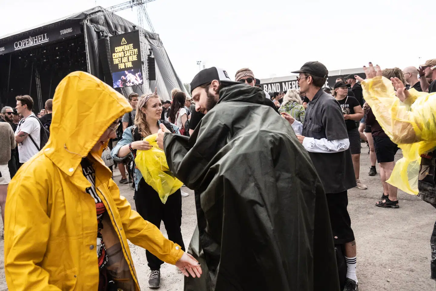 Der er varslet uvejr over Refshaleøen og metalfestivalen Copenhell. Derfor er den store bakke blevet rømmet af et helt korps af vagter. På storskærmene bliver publikum bedt om at forlade bakken og blive foran scenerne på Copenhell fredag den 16. juni 2023.. (Foto: Helle Arensbak/Ritzau Scanpix)