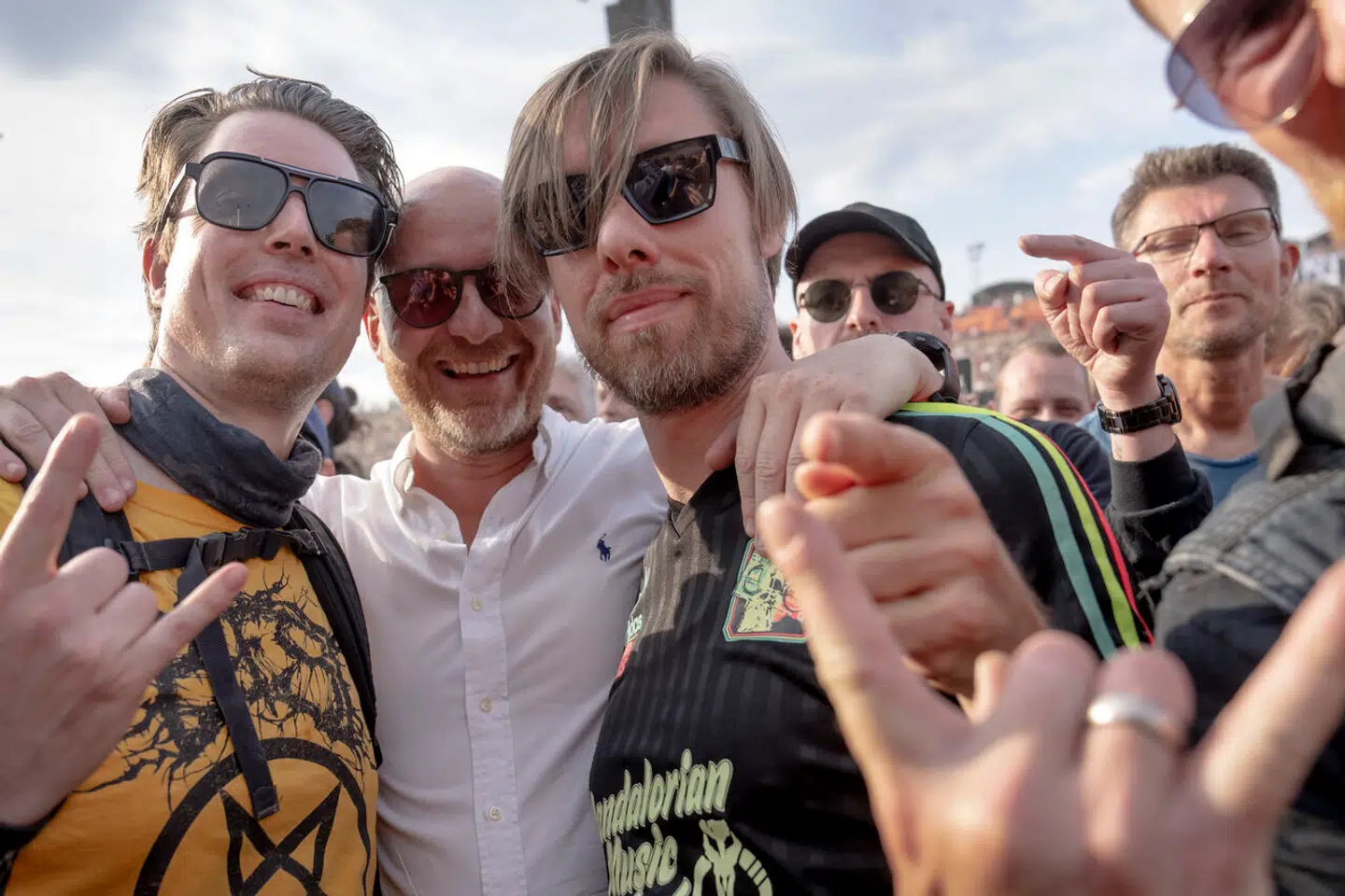 Berlingskes Thomas Conradsen (i sort T-shirt) med to af sine ungdomsvenner under Gojira på Copenhell i 2023. Fem minutter senere kastede han sin krop og sjæl ind i en moshpit.