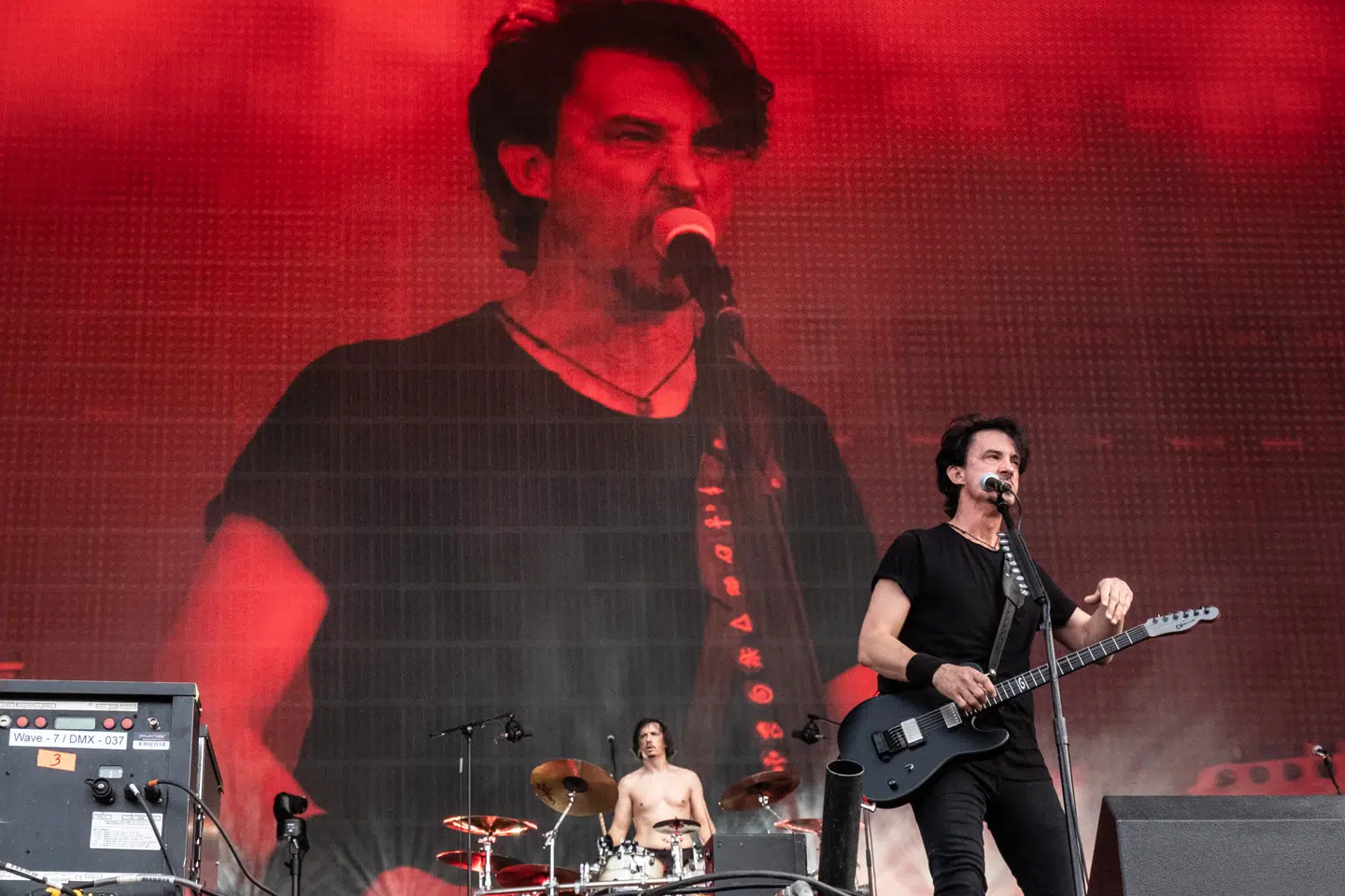 Med en cirkelbevægelse med hånden beder Goijras frontmand, Joe Duplantier, publikum om at indlede en moshpit. Og straks sætter bandet i et passende riff. Gojira spillede på Helviti-scenen torsdag klokken 18.30.
