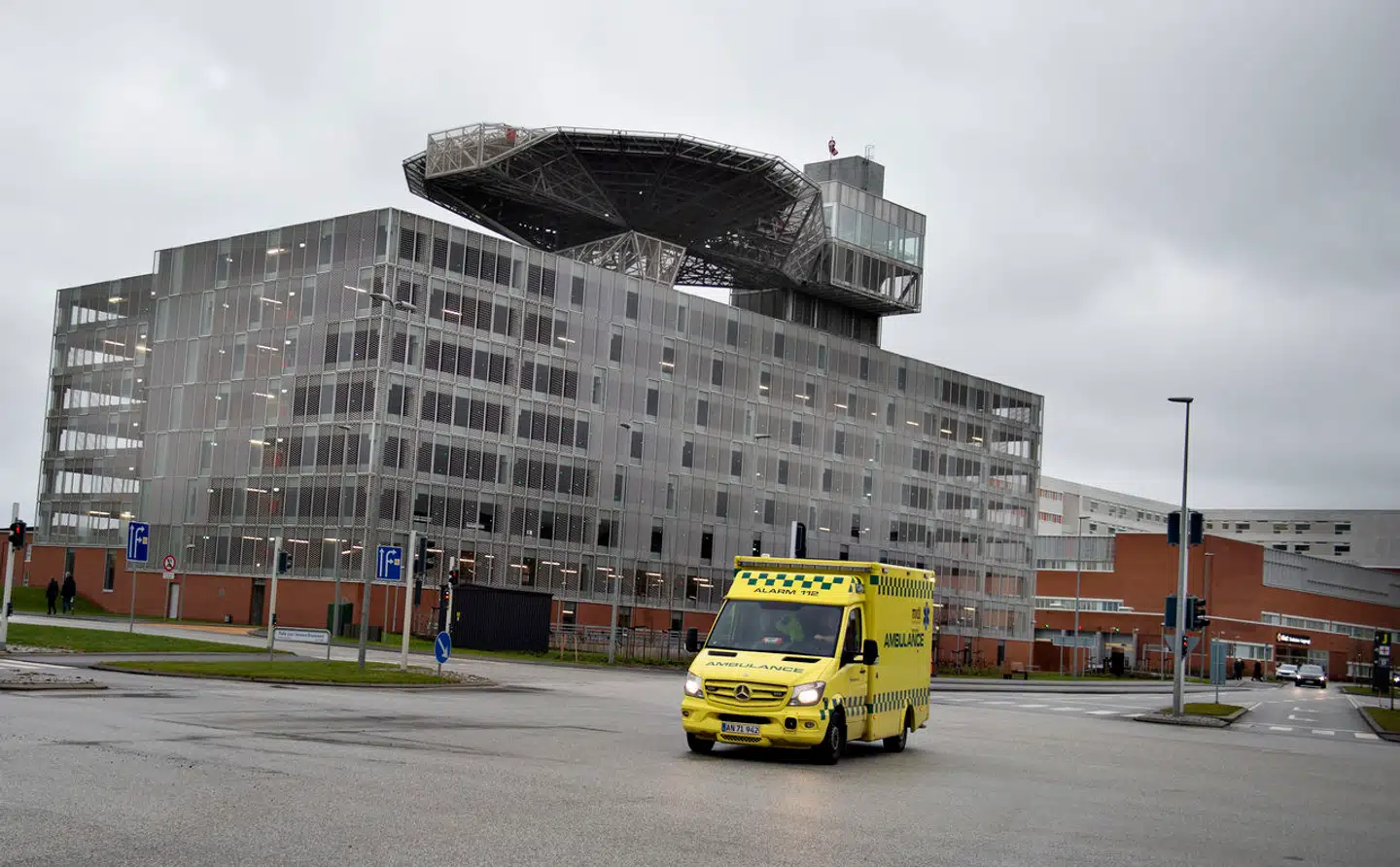 Rapporterne fra de fem regioner om rigets tilstand på kræftområdet kommer blandt andet i kølvandet på skandalen fra Aarhus Universitetshospital, hvor over 300 patienter på mave- og tarmkirurgisk afdeling har oplevet alt for lange ventetider. Ligeledes har der været sat spørgsmålstegn ved, om regionen har indberettet overskridelserne ordentligt, og om patienterne er blevet informeret korrekt om deres muligheder for at blive behandlet i udlandet i stedet.