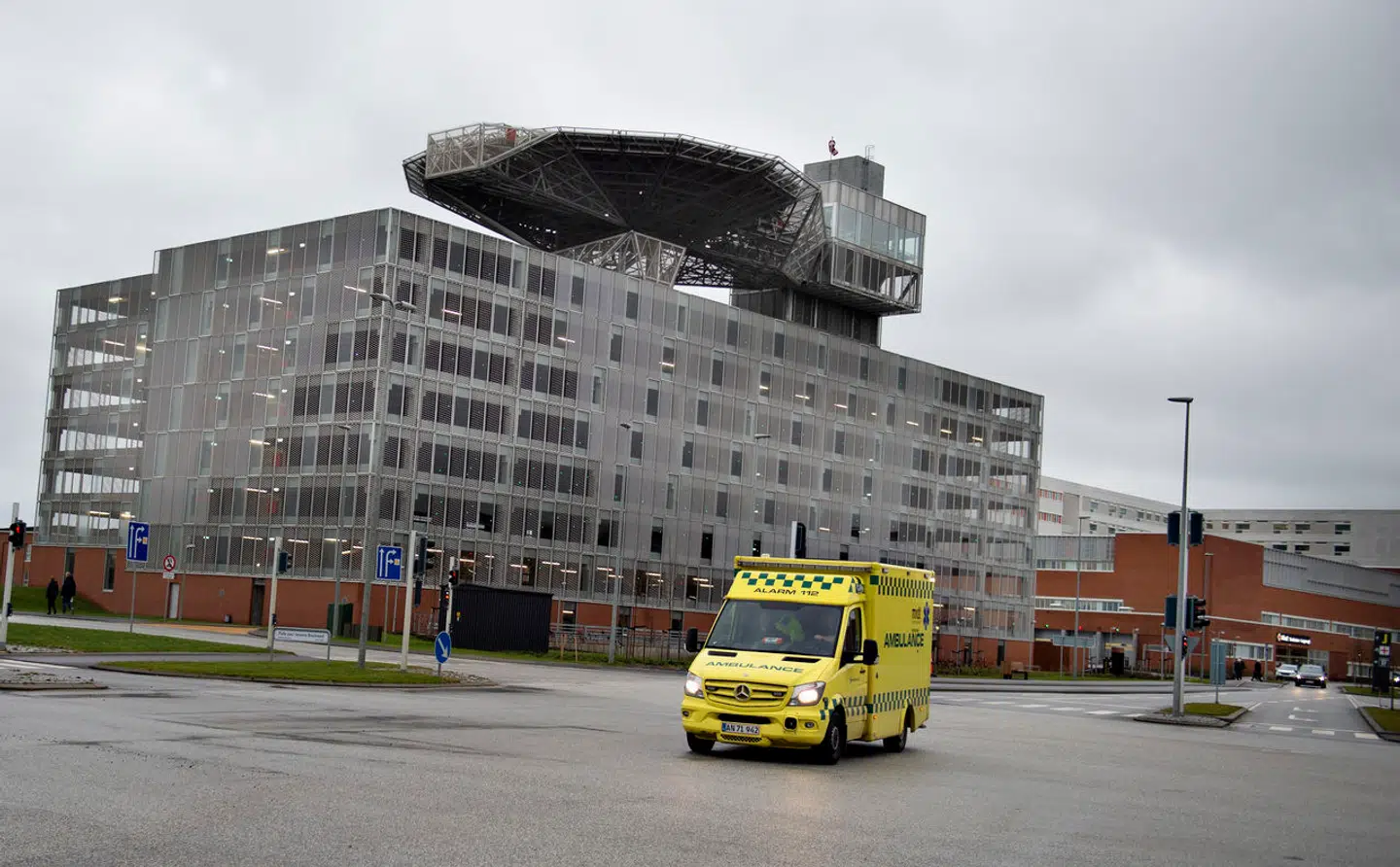 Rapporterne fra de fem regioner om rigets tilstand på kræftområdet kommer blandt andet i kølvandet på skandalen fra Aarhus Universitetshospital, hvor over 300 patienter på mave- og tarmkirurgisk afdeling har oplevet alt for lange ventetider. Ligeledes har der været sat spørgsmålstegn ved, om regionen har indberettet overskridelserne ordentligt, og om patienterne er blevet informeret korrekt om deres muligheder for at blive behandlet i udlandet i stedet.