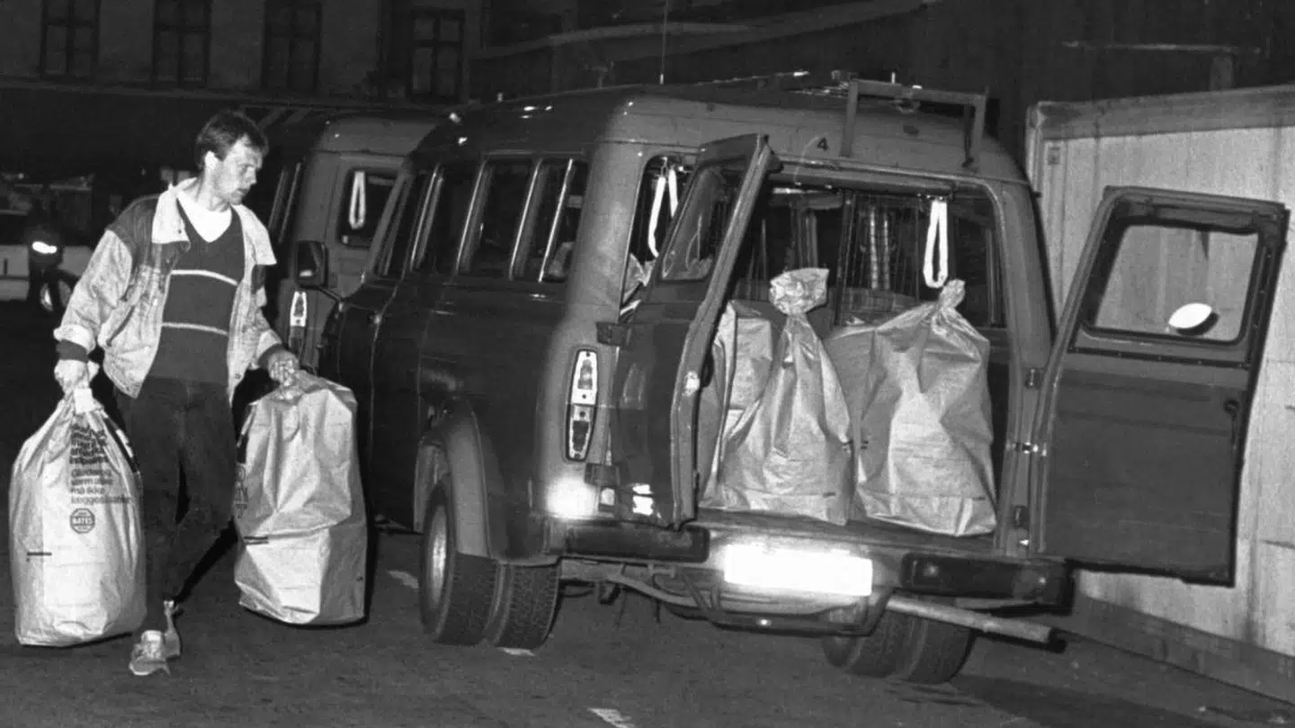 Politiet tømmer lejligheden i Blekingegade for våben. Blekingegade-banden skød og dræbte den unge politibetjent Jesper Egtved Hansen under flugten efter røveriet i Købmagergades Postkontor i 1988. Foto: Scanpix.