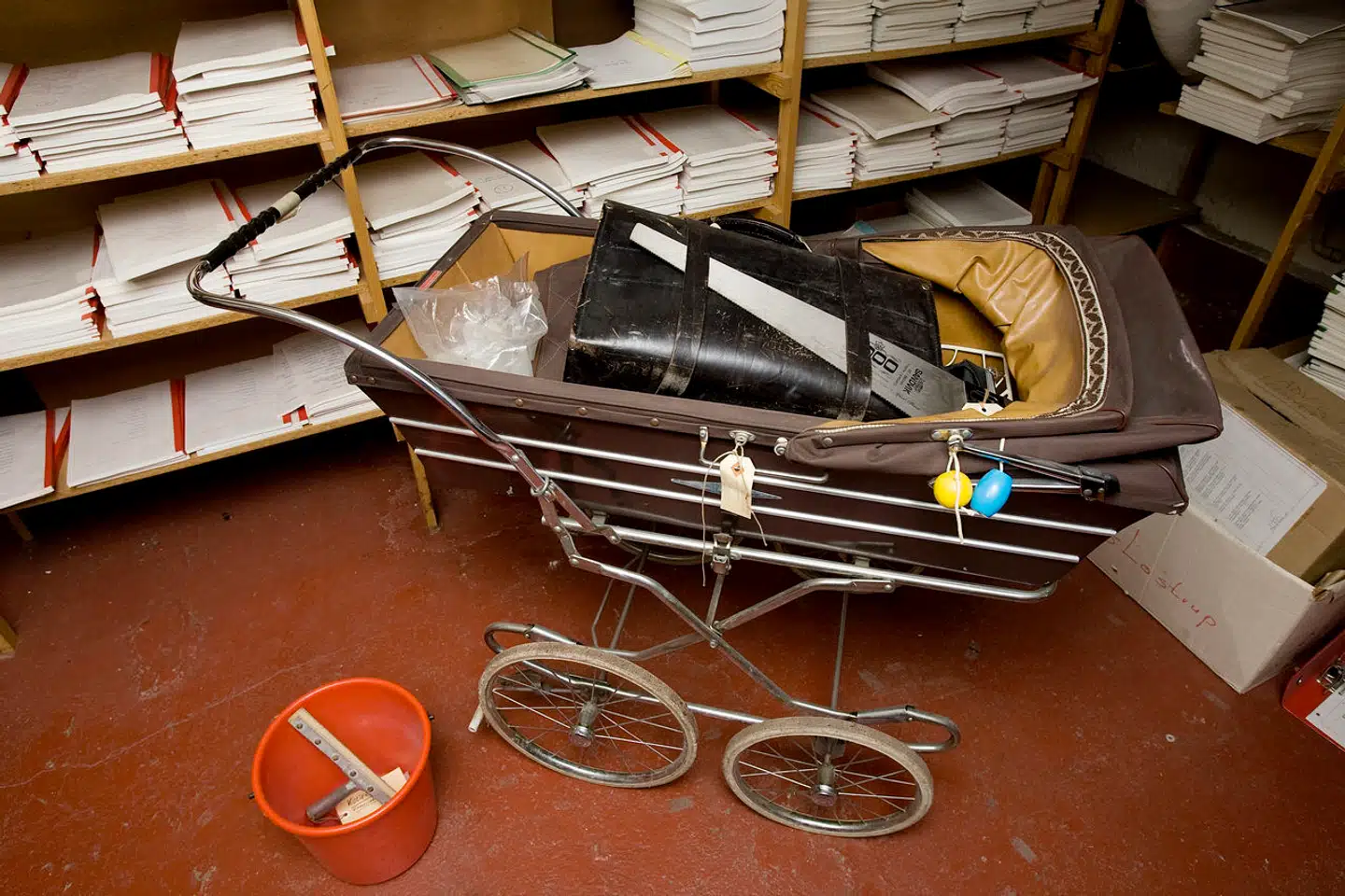 Effekter fra Blekingegadebanden har længet befundet sig dybt under Politigården i København. Her ses barnevognen, der blev brugt til at køre penge væk i under røveriet i Daells Varehus.
