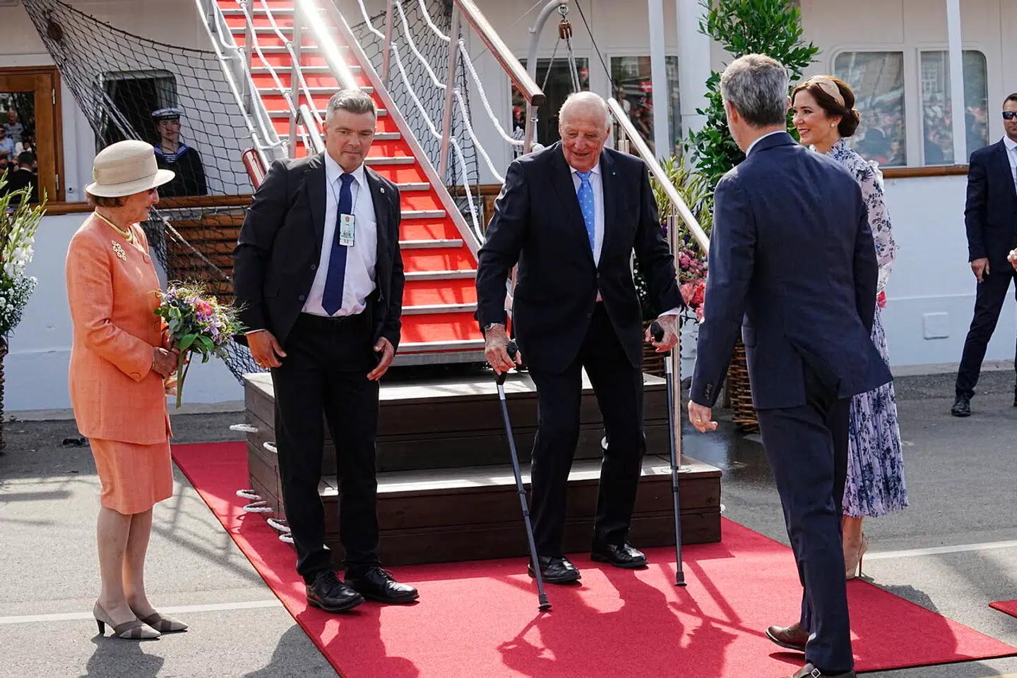 Kong Harald og dronning Sonja modtages af kronprins Frederik og kronprinsesse Mary i Aarhus Havn, fredag den 16. juni 2023. Det norske kongepar er på officielt besøg i Danmark. Kronprinsparret er kommet sejlende til Aarhus ombord på kongeskibet Dannebrog og det norske kongepar er kommet sejlende ombord på kongeskibet Norge.