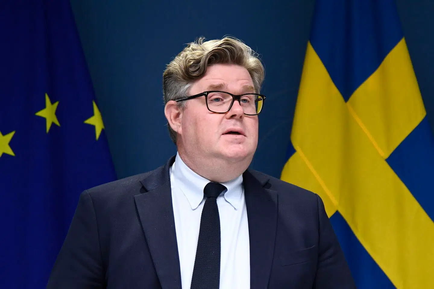 Den svenske justitsminister, Gunnar Strömmer, holdt torsdag pressemøde om bandekriminalitet. Her lagde han op til at, at folk i periferien af bandemiljøet i højere grad skal retsforfølges.