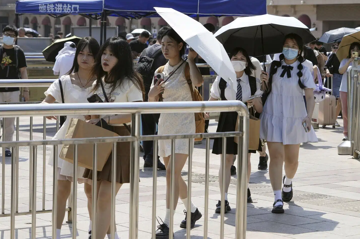 Beijing ventes at have temperaturer mellem 37 og 39 grader frem til lørdag. Torsdag brugte nogle indbyggere parasoller til at skærme solen (arkivfoto).