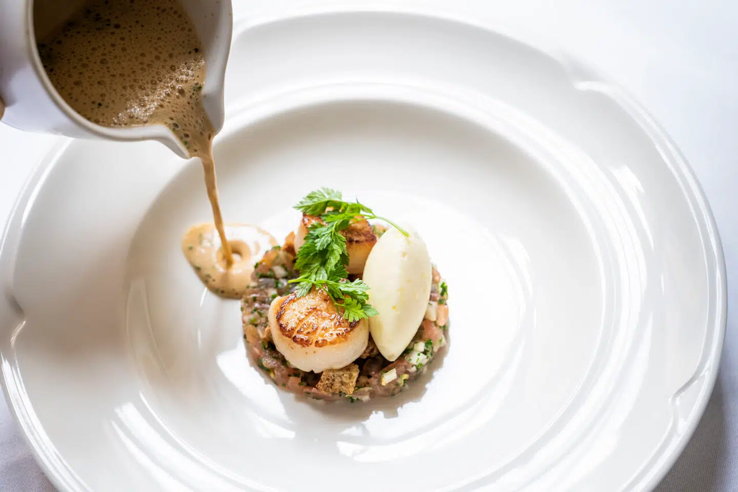 Der var lækre saucer på menuen og her en bisque på jomfruhummer og en stegt kammusling. Men det var en helt anden ret, der gav anmelderen lyst til at slikke sin tallerken.