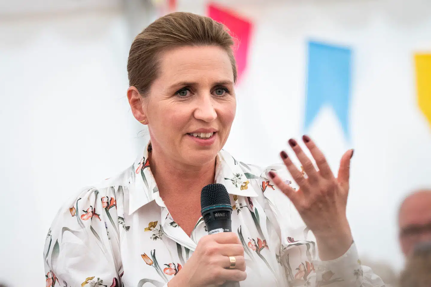 Det var under et liveinterview med tv- og radioværten Stéphanie Surrugue, at Mette Frederiksen indgik et opsigtsvækkende væddemål. Her ses hun til en anden af Folkemødets debatter med tv-vært Hans Pilgaard.